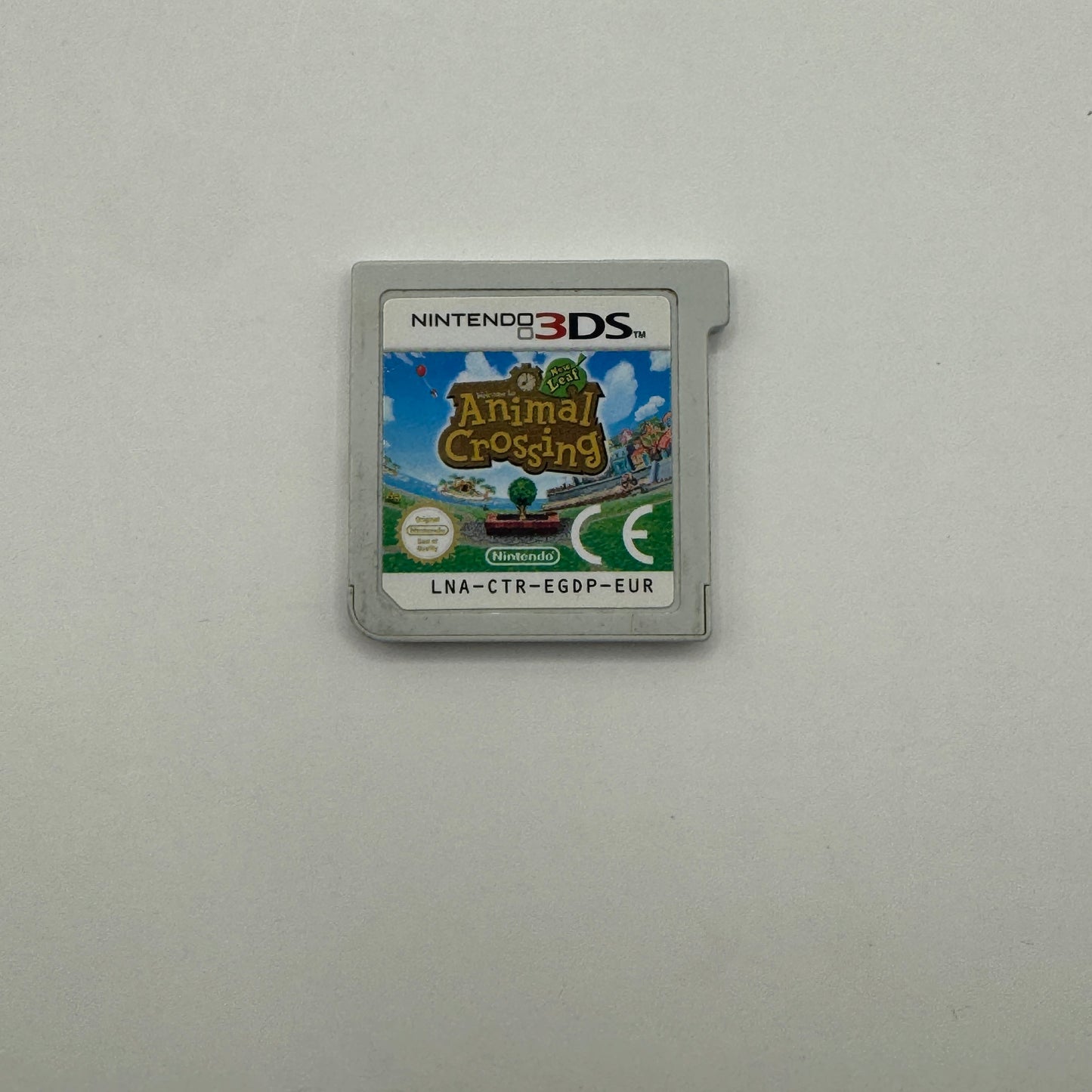 Modul des Nintendo 3DS-Spiels Animal Crossing: New Leaf ohne Originalhülle, ein Lebenssimulationsspiel, in dem Spieler als Bürgermeister eines Dorfs wohnen, Häuser gestalten, mit Dorfbewohnern interagieren und das Dorf individuell anpassen.