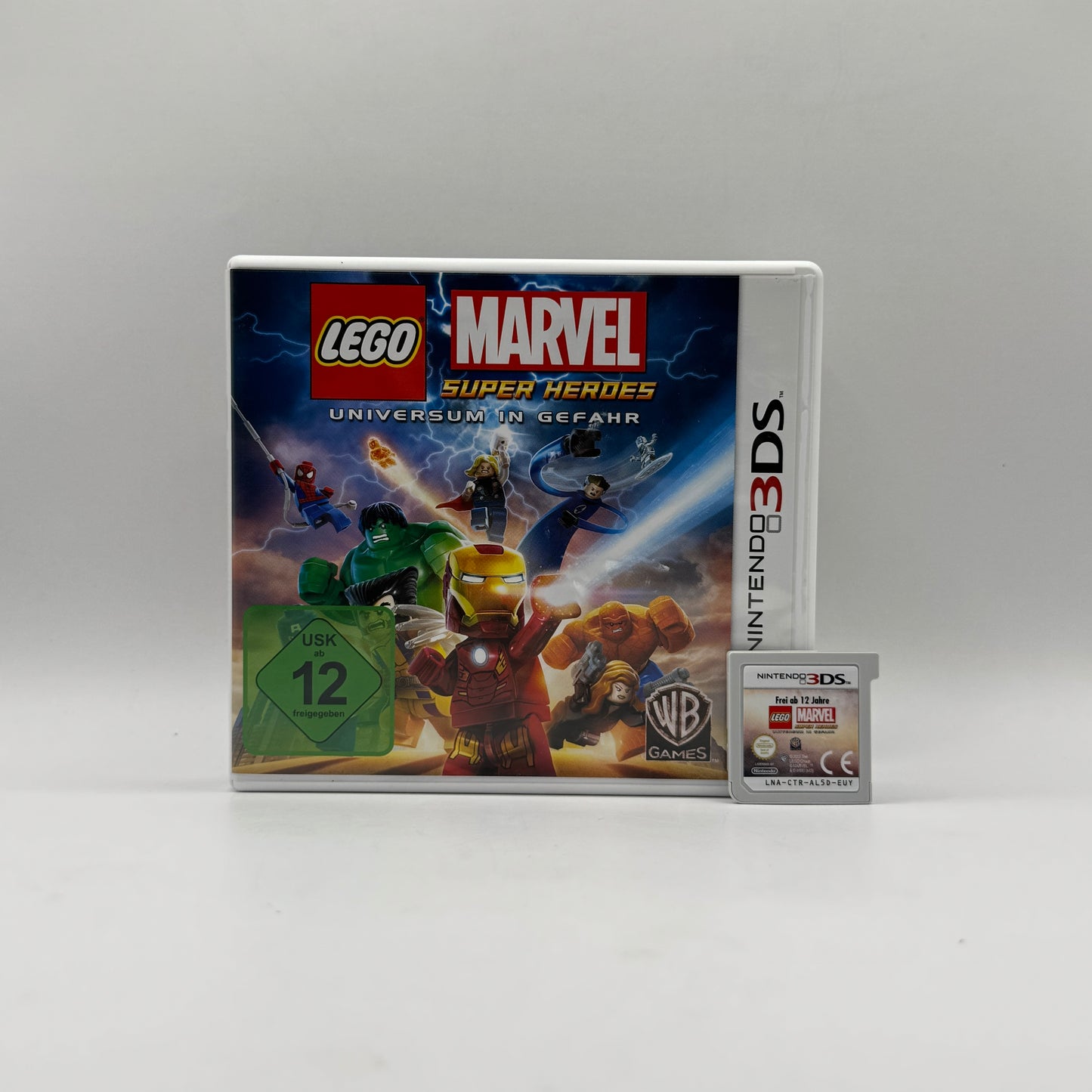 Verpackung des Nintendo 3DS-Spiels LEGO Marvel Super Heroes: Universum in Gefahr, ein Action-Adventure, in dem Spieler als Marvel-Superhelden in einer LEGO-Welt gegen Bösewichte kämpfen.