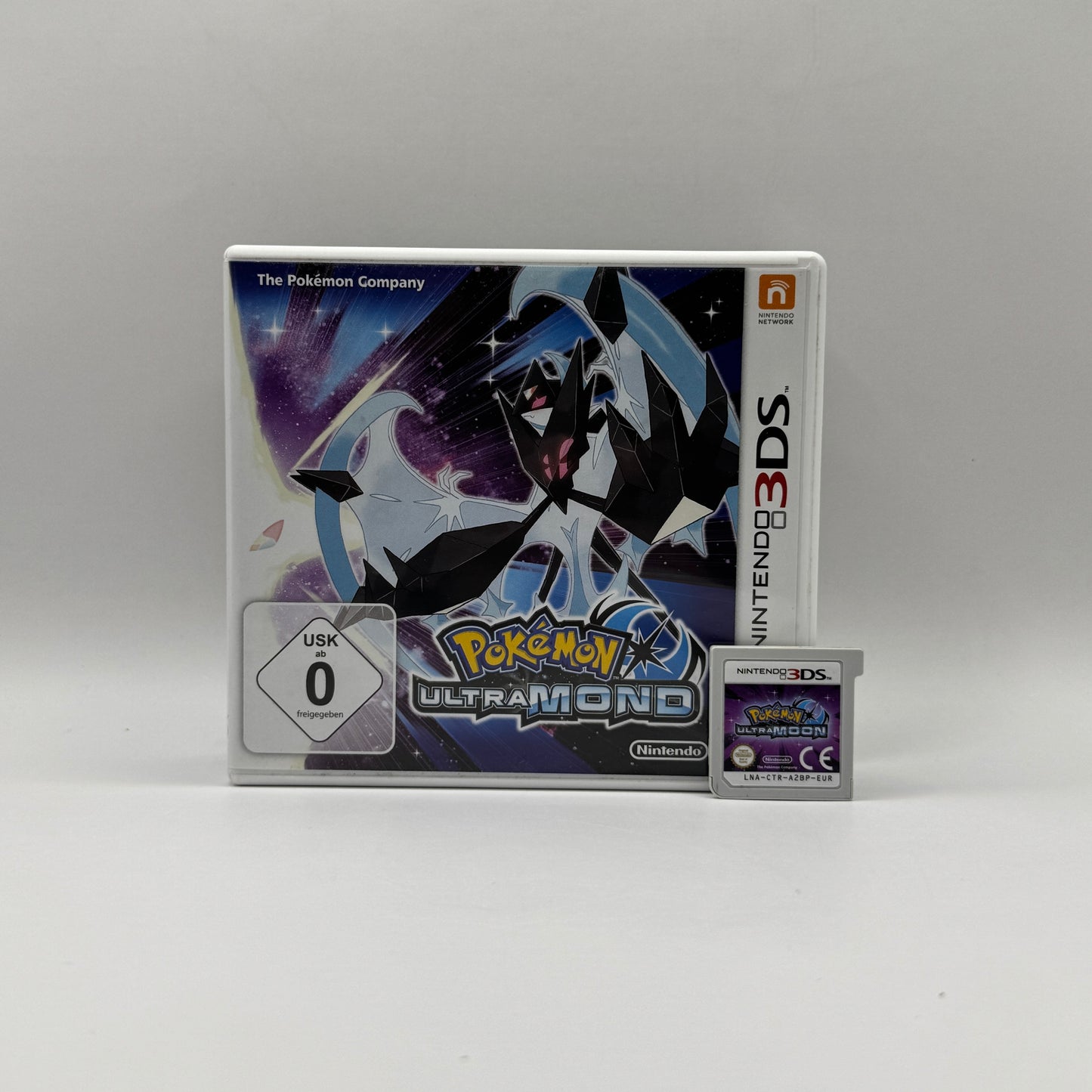 Verpackung des Nintendo 3DS-Spiels Pokémon Ultramond, ein Rollenspiel, in dem Spieler als Trainer Pokémon fangen, trainieren und gegen andere Trainer in der Alola-Region antreten, um die Pokémon-Liga zu meistern.