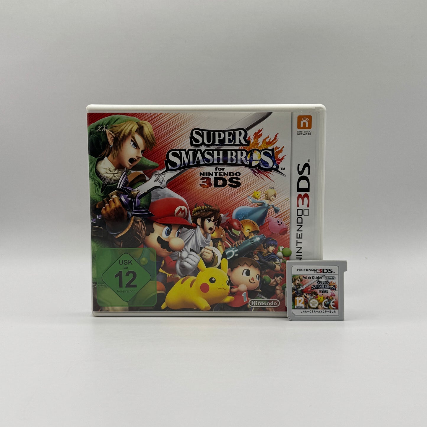 Verpackung des Nintendo 3DS-Spiels Super Smash Bros., ein Action-Kampfspiel, in dem Charaktere aus verschiedenen Nintendo-Serien in Arenen gegeneinander antreten.