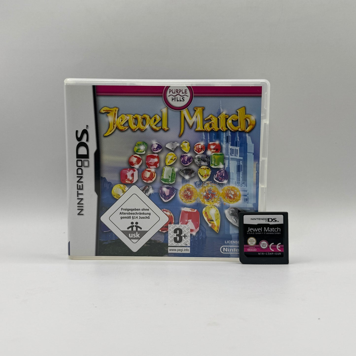 Verpackung des Nintendo DS-Spiels Jewel Match, ein Puzzlespiel, in dem Spieler Edelsteine kombinieren und Rätsel lösen, um Levels abzuschließen.