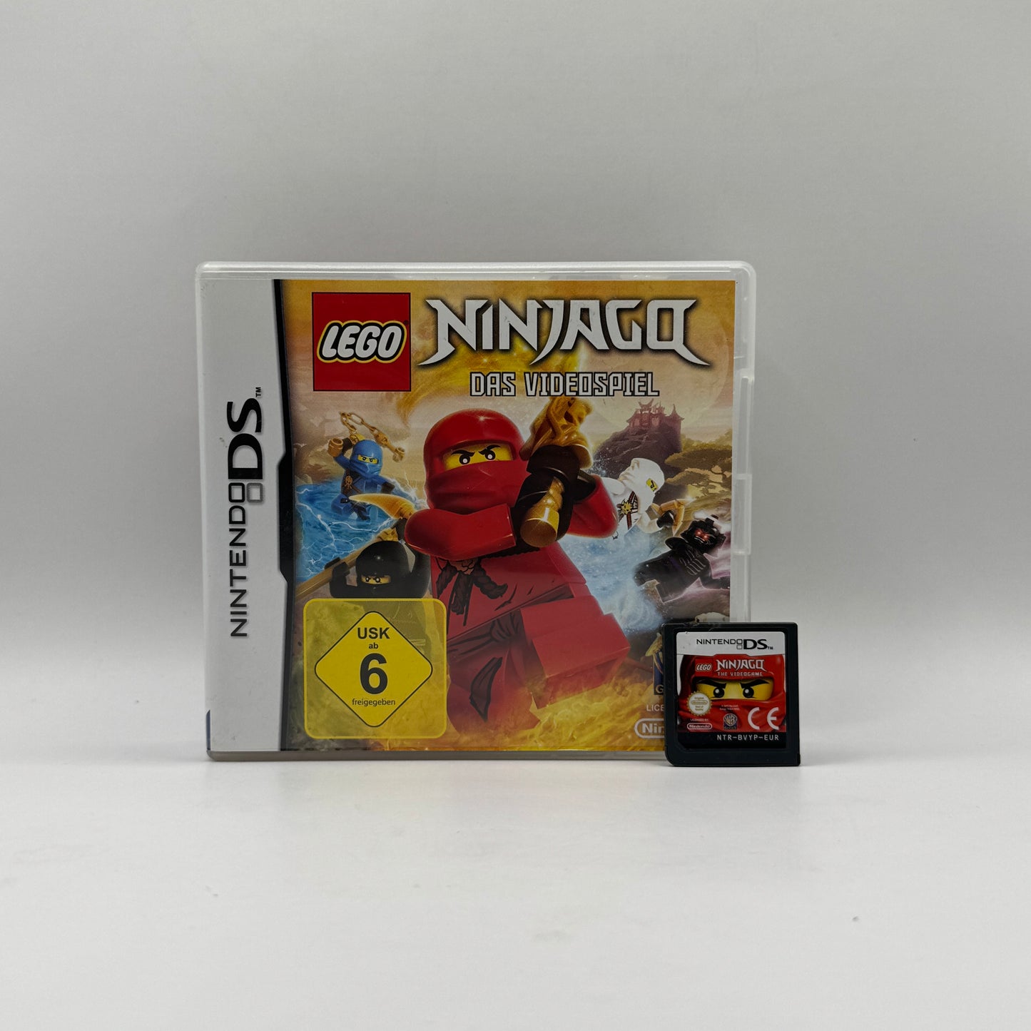 Verpackung des Nintendo DS-Spiels LEGO Ninjago: Das Videospiel, ein Action-Adventure, in dem Spieler als Ninjago-Helden gegen Feinde kämpfen, Rätsel lösen und Levels erkunden.