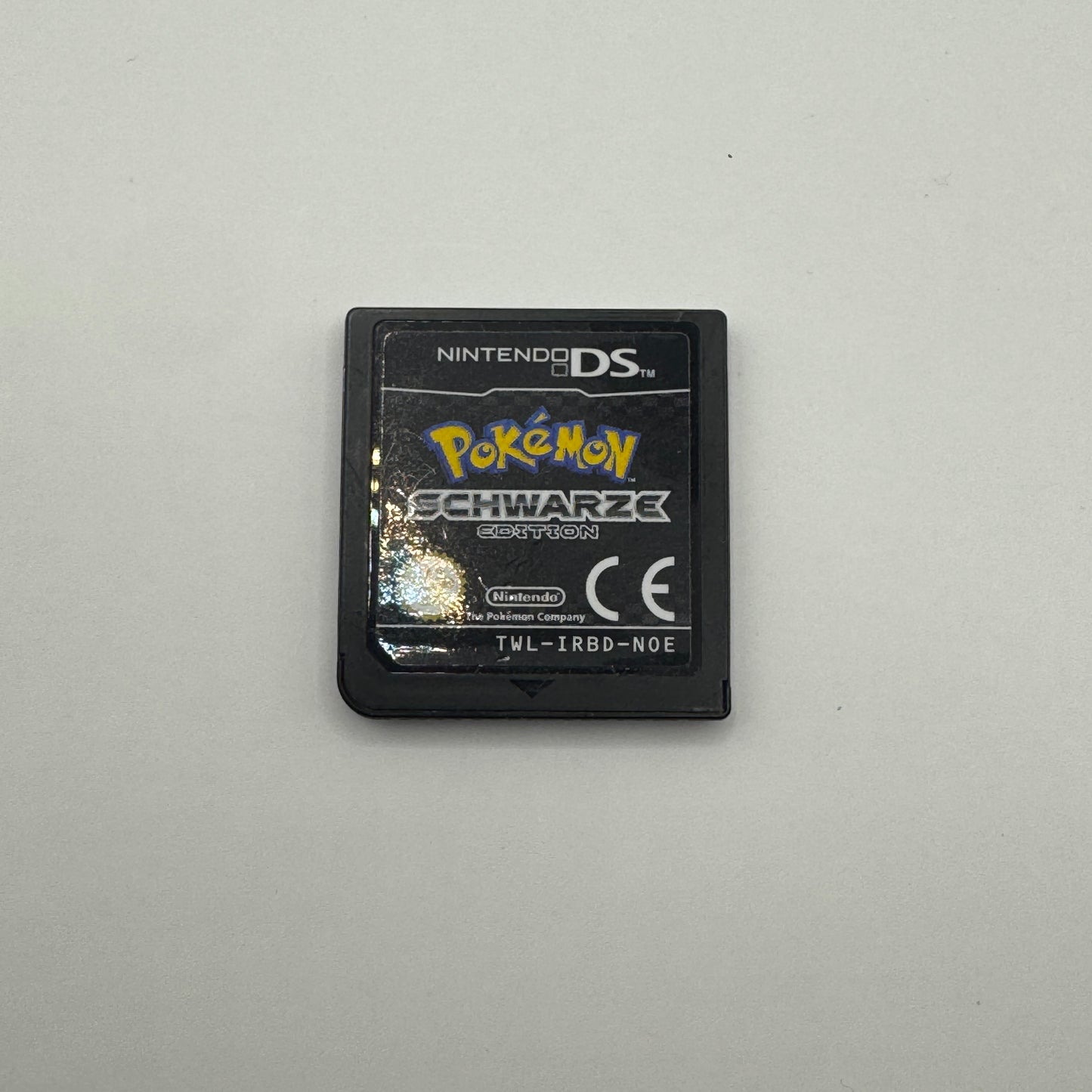 Modul des Nintendo DS-Spiels Pokémon Schwarze Edition ohne Originalhülle, ein Rollenspiel, in dem Spieler als Trainer Pokémon fangen, trainieren und in der Einall-Region gegen andere Trainer antreten, um Pokémon-Meister zu werden.