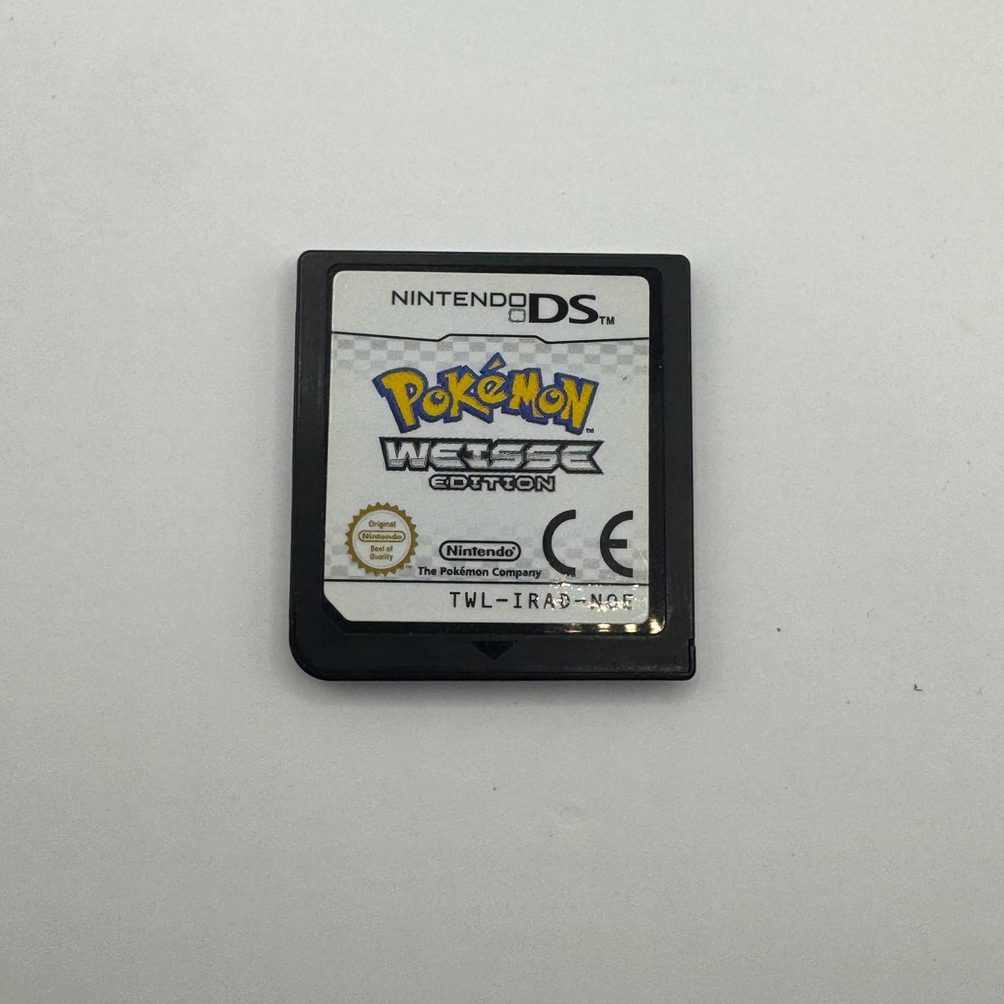 Modul des Nintendo DS-Spiels Pokémon Weiße Edition ohne Originalhülle, ein Rollenspiel, in dem Spieler als Trainer Pokémon fangen, trainieren und in der Einall-Region gegen andere Trainer antreten, um Pokémon-Meister zu werden.