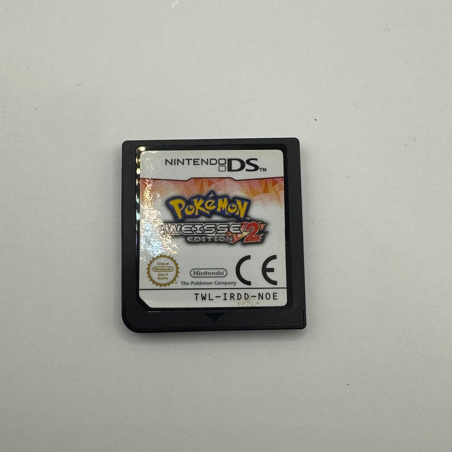 Modul des Nintendo DS-Spiels Pokémon Weiße Edition 2 ohne Originalhülle, ein Rollenspiel, in dem Spieler als Trainer Pokémon fangen, trainieren und in der Einall-Region gegen andere Trainer antreten, um Pokémon-Meister zu werden.