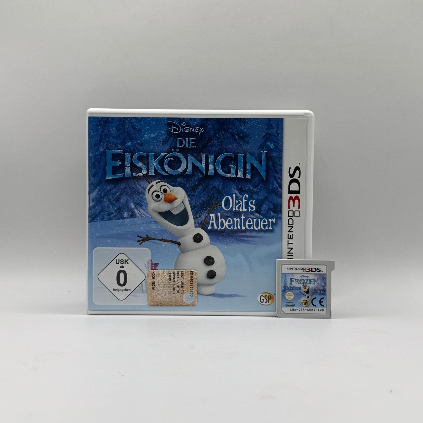 Verpackung des Nintendo 3DS-Spiels Die Eiskönigin: Olaf’s Abenteuer, ein Plattform- und Geschicklichkeitsspiel basierend auf dem Disney-Film, in dem Spieler mit Olaf winterliche Abenteuer erleben.