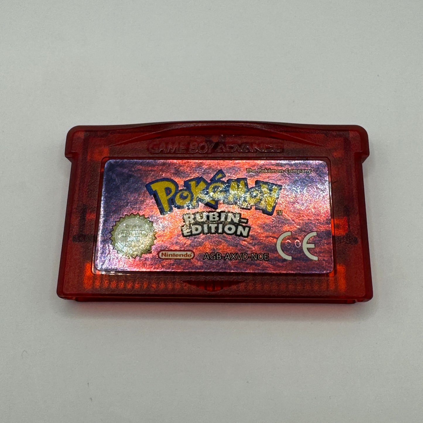 Modul des Game Boy Advance-Spiels Pokémon Rubin Edition ohne Originalhülle, ein Rollenspiel, in dem Spieler als Trainer Pokémon fangen, trainieren und in der Hoenn-Region gegen andere Trainer antreten, um Pokémon-Meister zu werden.