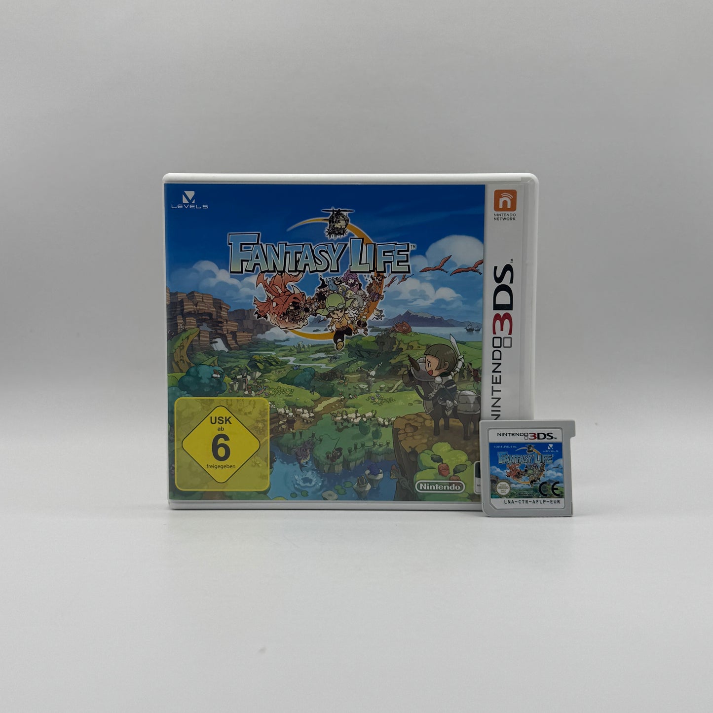 Verpackung des Nintendo 3DS-Spiels Fantasy Life, ein Rollenspiel, in dem Spieler zwischen verschiedenen Berufen wechseln, Quests erfüllen und eine farbenfrohe Fantasy-Welt erkunden.
