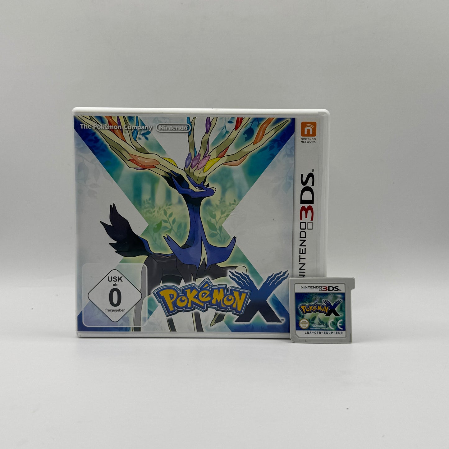 Verpackung des Nintendo 3DS-Spiels Pokémon X, ein Rollenspiel, in dem Spieler Pokémon fangen, trainieren und die Kalos-Region erkunden, um Pokémon-Meister zu werden.
