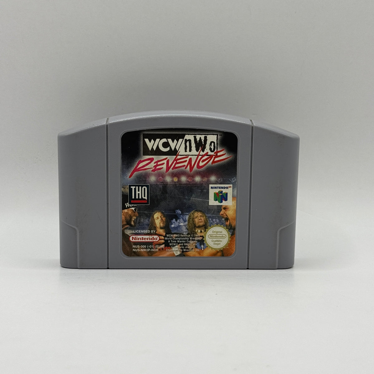 Spielmodul des Nintendo 64-Spiels WCW/nWo Revenge, ein Wrestling-Spiel, in dem Spieler mit verschiedenen Wrestlern in Einzel-, Tag-Team- und weiteren Matches gegeneinander antreten.
