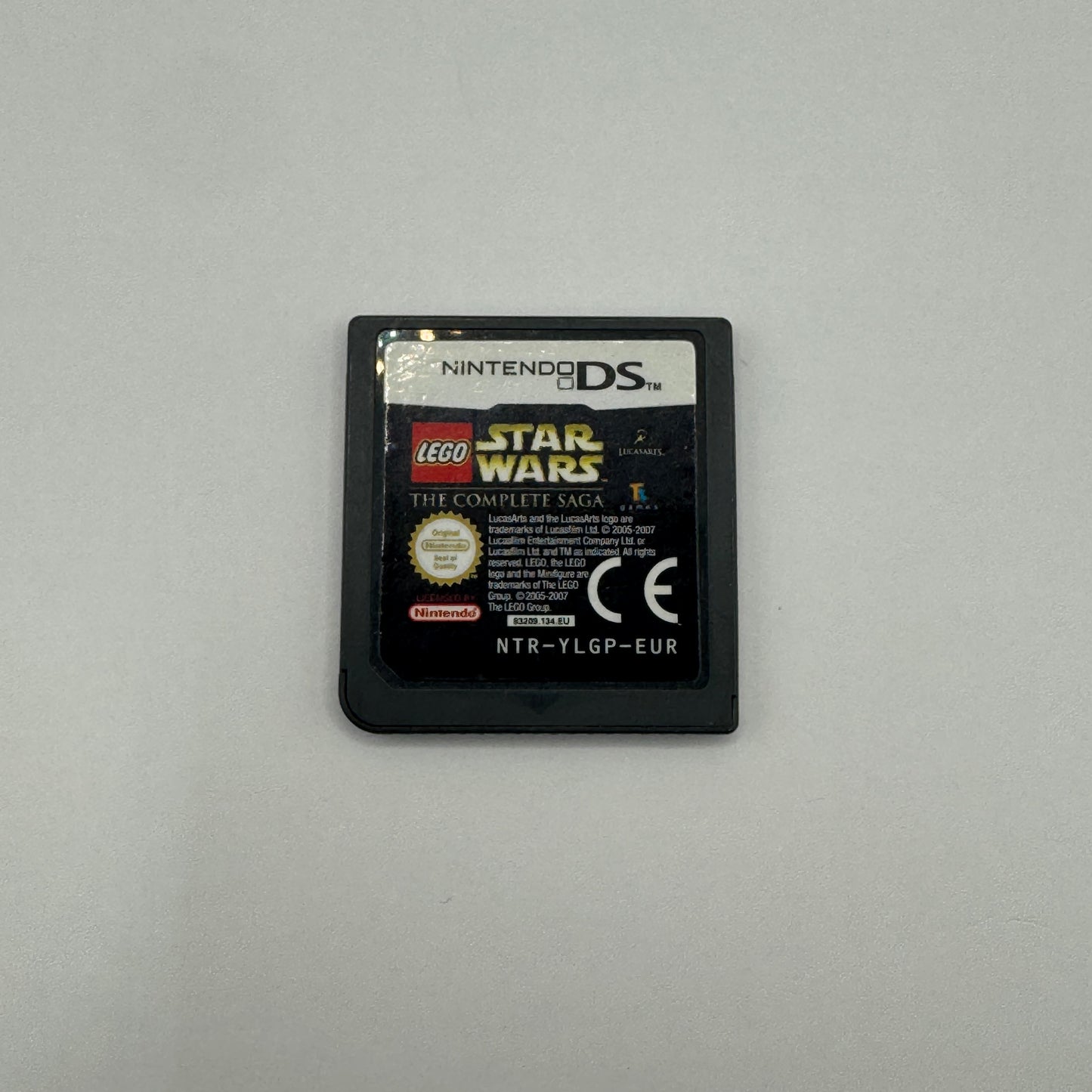 Modul des Nintendo DS-Spiels LEGO Star Wars: The Complete Saga ohne Originalhülle, ein Action-Adventure, das die Episoden I–VI der Star-Wars-Saga im LEGO-Stil spielbar macht.