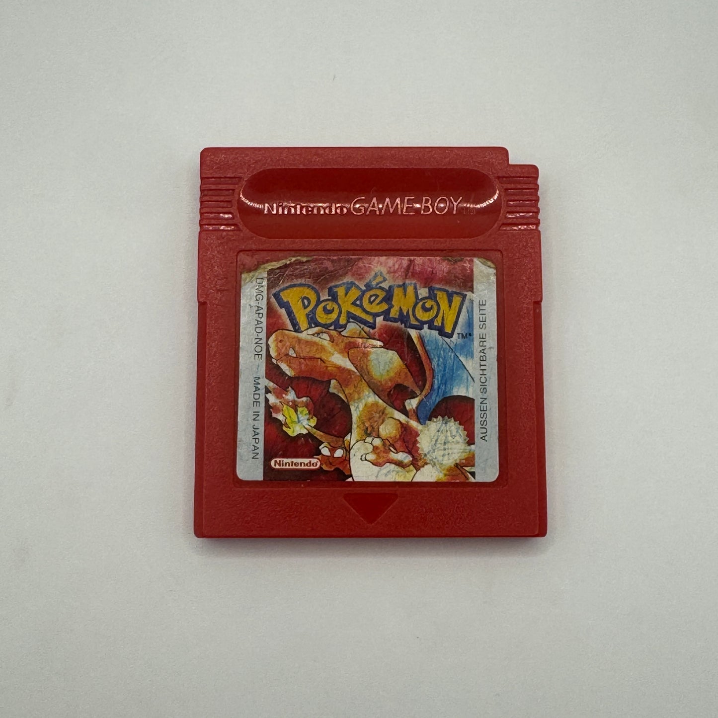 Spielmodul des Game Boy-Spiels Pokémon Rote Edition, ein Rollenspiel, in dem Spieler Pokémon fangen, trainieren und die Kanto-Region auf dem Weg zum Pokémon-Meister erkunden.
