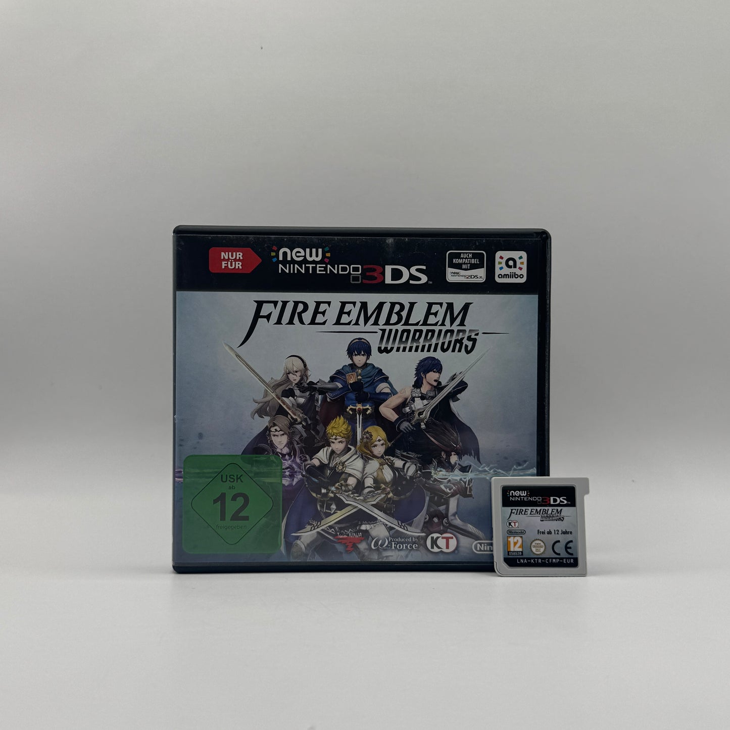 Verpackung des New Nintendo 3DS-Spiels Fire Emblem Warriors, ein Actionspiel im Musou-Stil, in dem Spieler Charaktere aus dem Fire-Emblem-Universum steuern und gegen große Gegnerhorden kämpfen.