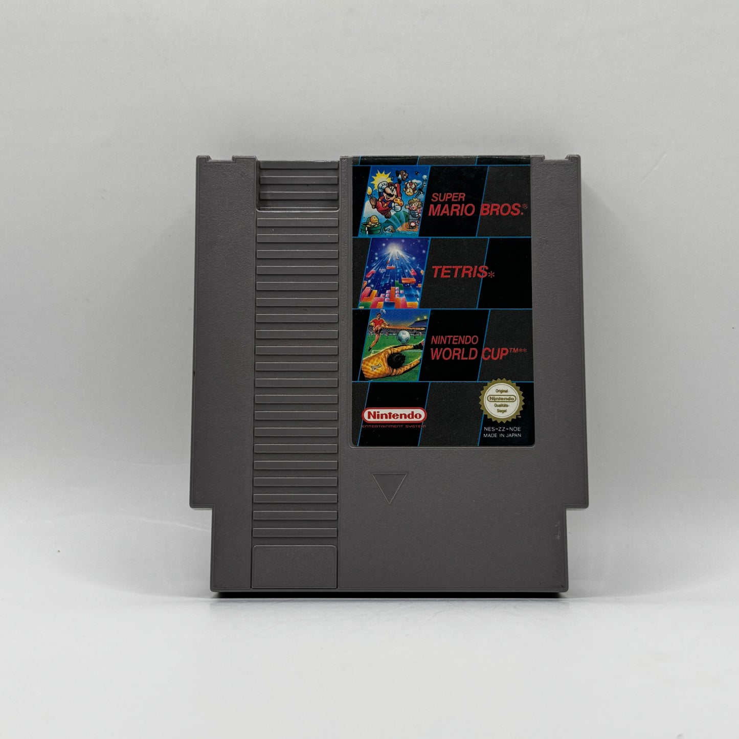 Spielmodul des Nintendo Entertainment System-Spiels 3 in 1: Super Mario Bros. / Tetris / Nintendo World Cup, eine Spielesammlung mit Jump’n’Run-, Puzzle- und Fußballspaß für abwechslungsreiche Unterhaltung auf dem NES.