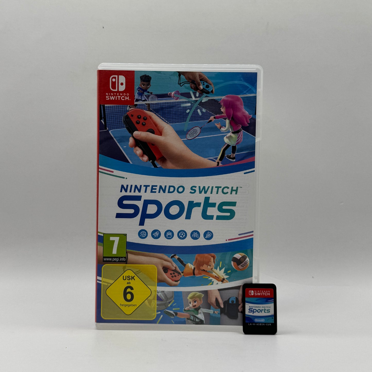 Verpackung des Nintendo Switch-Spiels Nintendo Switch Sports, eine Sportsimulation, in der Spieler verschiedene Sportarten wie Bowling, Tennis und Fußball mit Bewegungssteuerung alleine oder im Mehrspielermodus erleben.