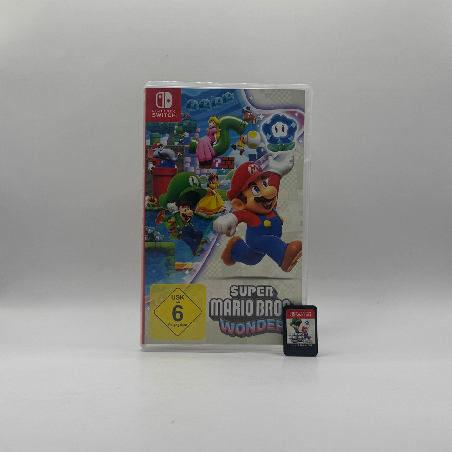 Verpackung des Switch-Spiels Super Mario Bros. Wonder, ein 2D-Jump’n’Run, in dem Mario und Freunde durch farbenfrohe Level laufen und mithilfe von Wunder-Blumen überraschende Effekte erleben.
