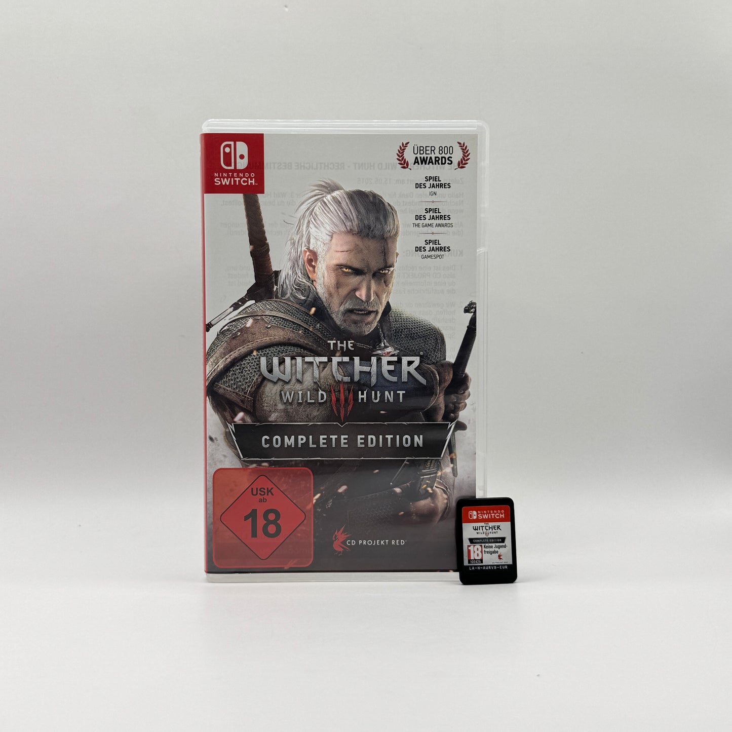 Verpackung des Switch-Spiels The Witcher 3: Wild Hunt Complete Edition, ein Open-World-Rollenspiel, in dem Spieler als Hexer Geralt von Riva Monster jagen, Quests erfüllen und Entscheidungen in einer detailreichen Fantasy-Welt treffen.