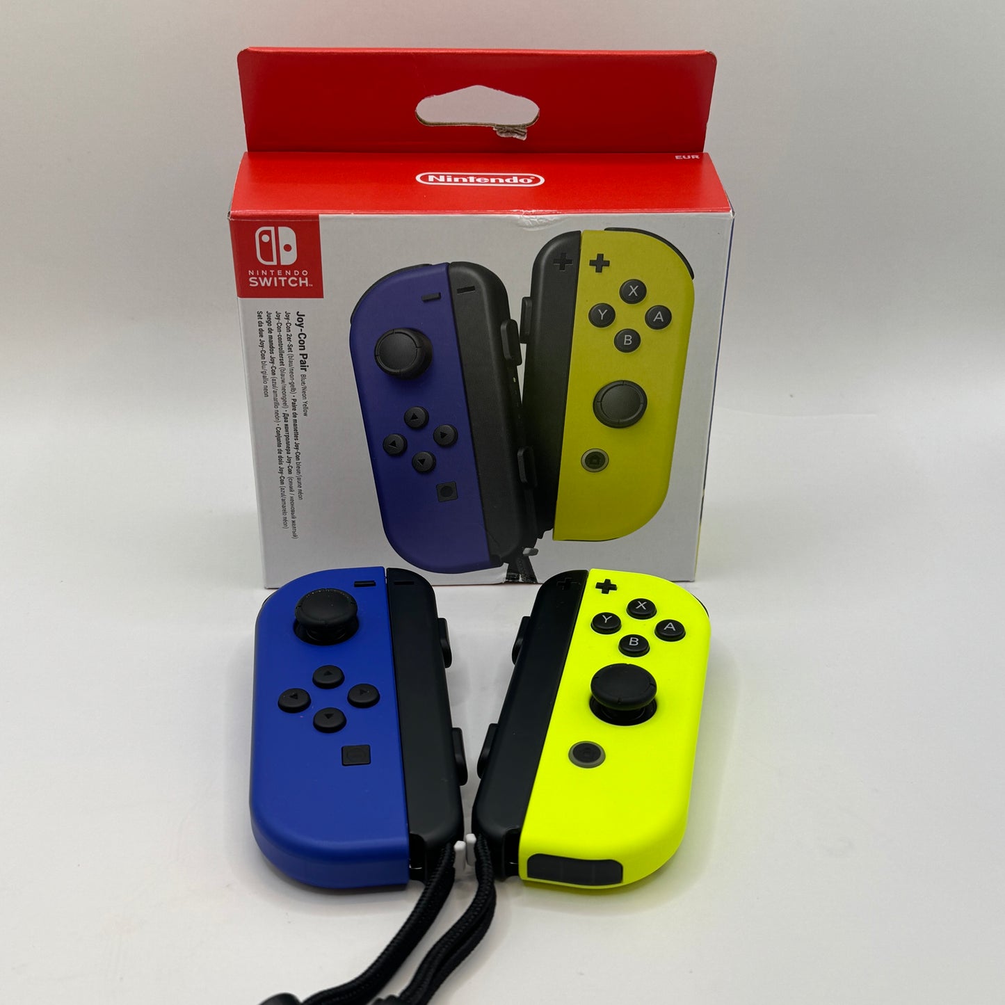Zwei Nintendo Switch Joy-Con-Controller im Set, in den Farben Neon-Blau und Neon-Gelb.