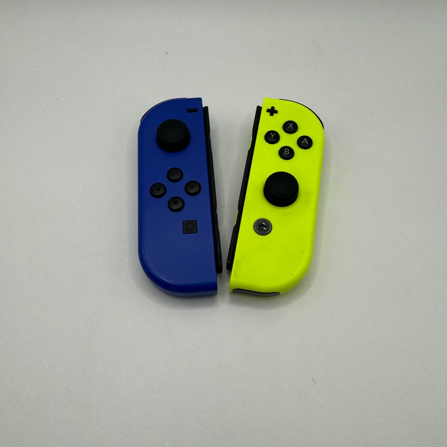 Zwei Nintendo Switch Joy-Con-Controller im Set, in den Farben Neon-Blau und Neon-Gelb.