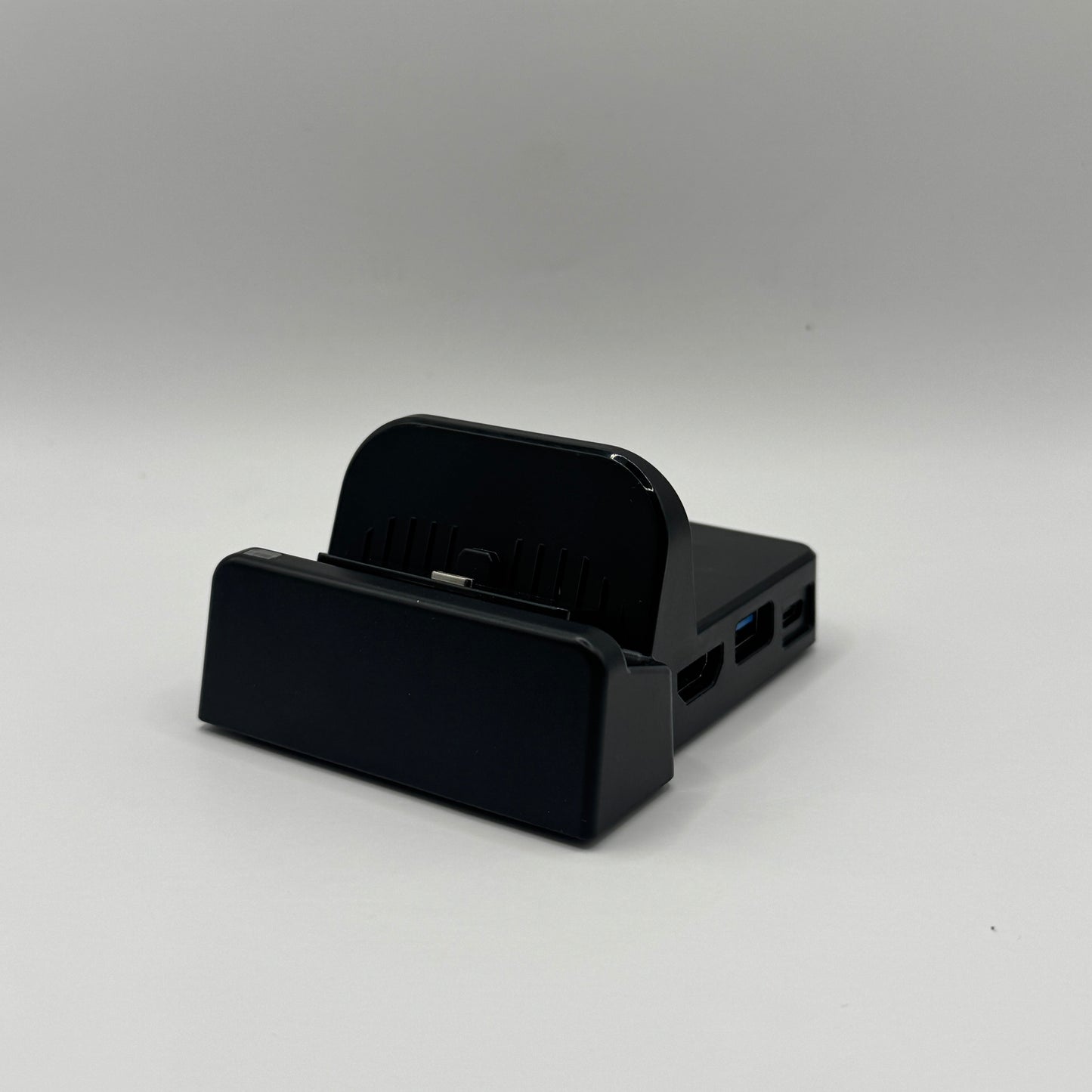 Drittanbieter-Dockingstation für Nintendo Switch, ermöglicht Anschluss der Konsole an den Fernseher und Laden der Konsole im Standby-Betrieb.