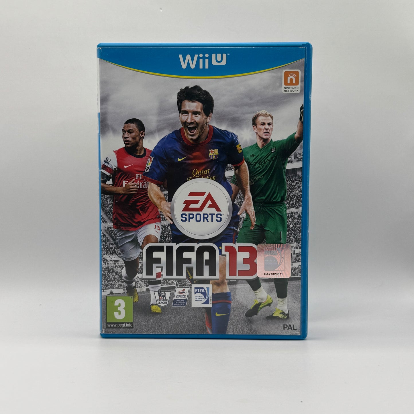 Verpackung des Wii U-Spiels FIFA 13, ein Fußball-Simulationsspiel, in dem Spieler Mannschaften steuern, Matches austragen und Turniere bestreiten.