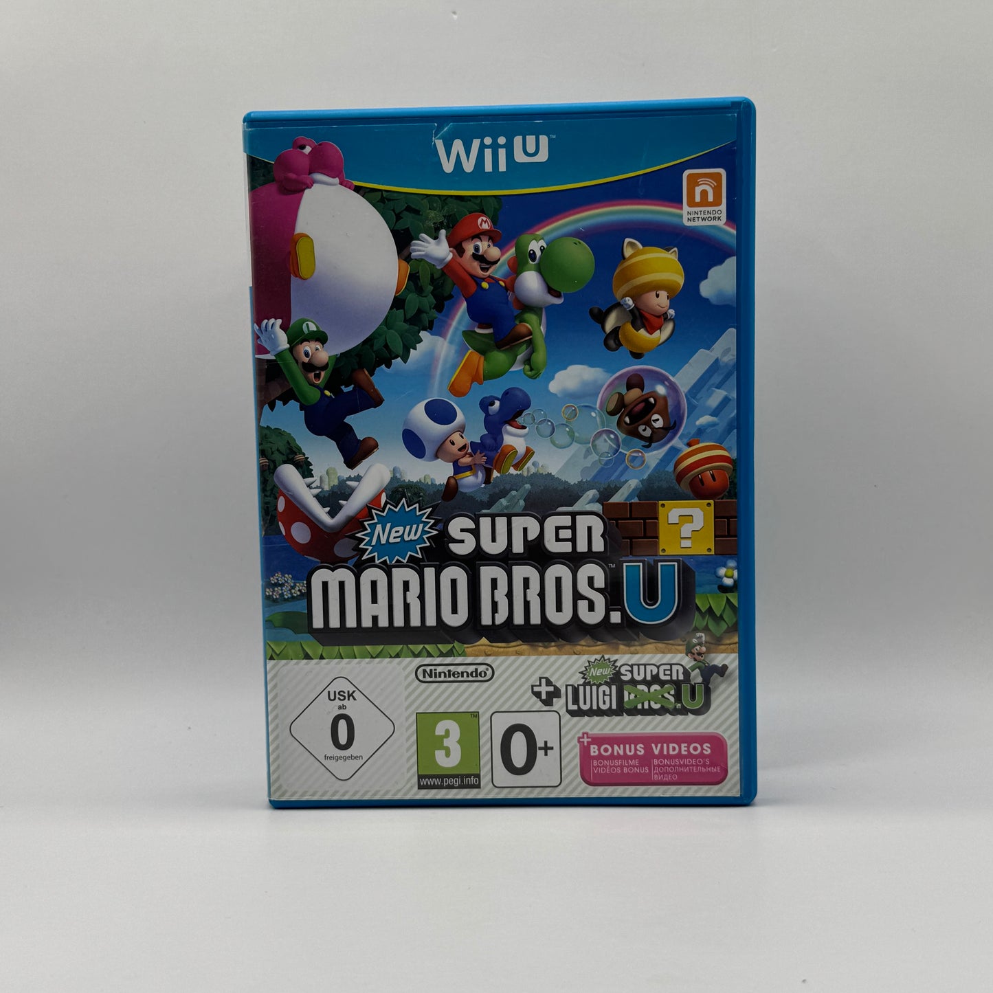 Verpackung des Wii U-Spiels New Super Mario Bros. U + New Super Luigi U, ein 2D-Jump’n’Run-Doppelpack, in dem Spieler Mario, Luigi und Freunde steuern, Levels erkunden und Power-Ups nutzen, allein oder im Mehrspielermodus.