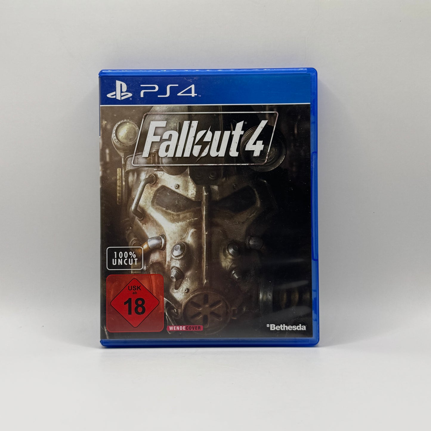 Verpackung des PS4-Spiels Fallout 4, ein Open-World-Rollenspiel, in dem Spieler die postapokalyptische Welt von Boston erkunden, Quests erledigen, Ressourcen sammeln und gegen feindliche Kreaturen kämpfen.
