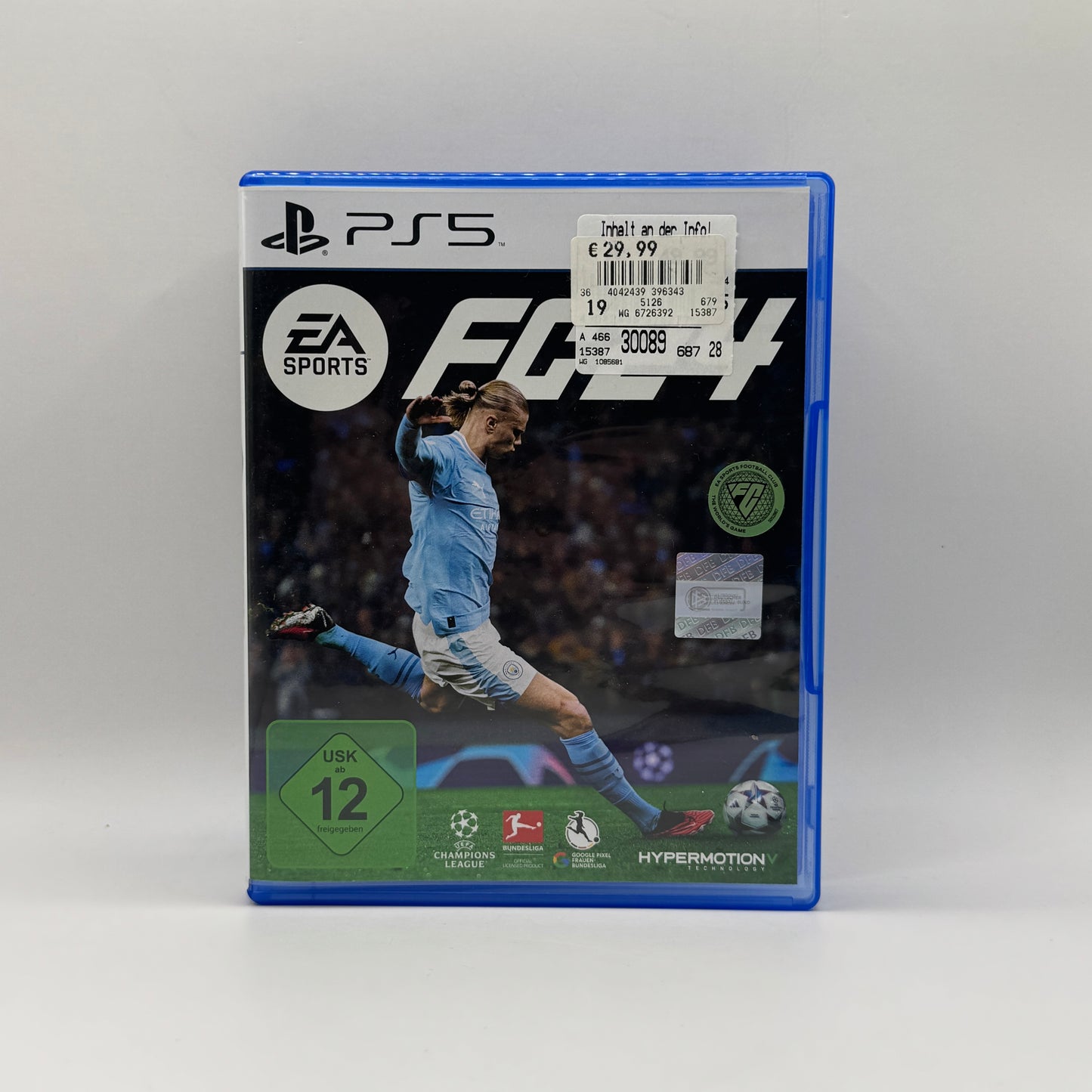 Verpackung des PS5-Spiels FC 24, ein Fußball-Simulationsspiel, in dem Spieler Mannschaften steuern, Matches austragen, Turniere bestreiten und ihre Spieler individuell entwickeln können.