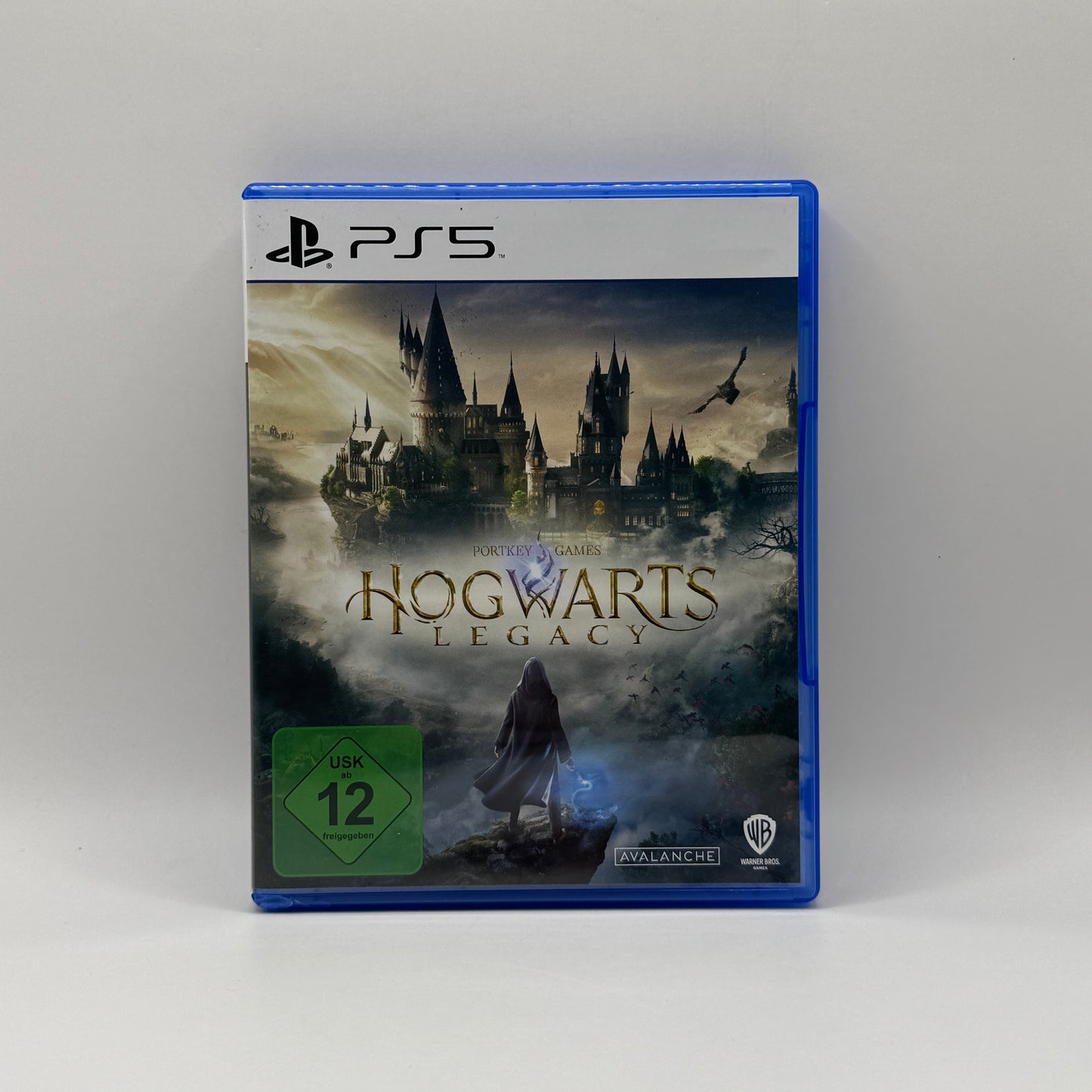Verpackung des PS5-Spiels Hogwarts Legacy, ein Open-World-Rollenspiel, in dem Spieler als Schüler der Zauberschule Hogwarts Magie lernen, Quests erfüllen und die Welt der Zauberer erkunden.
