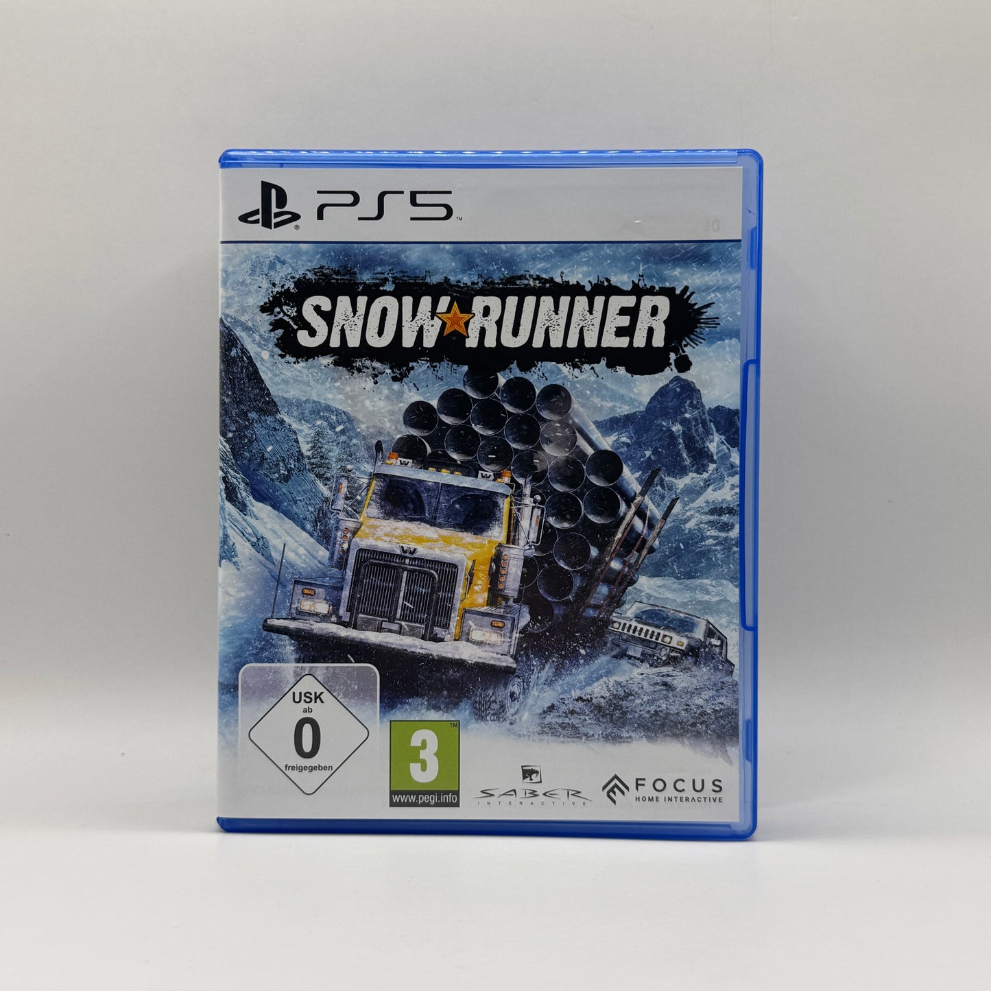 Verpackung des PS5-Spiels SnowRunner, ein Offroad-Simulationsspiel, in dem Spieler schwere Fahrzeuge steuern, unwegsames Gelände überwinden, Missionen erfüllen und Transportaufgaben meistern.