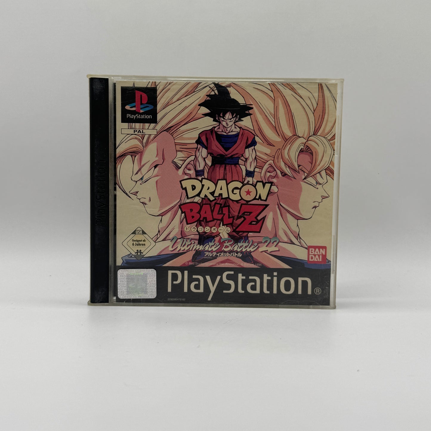 Verpackung des PS1-Spiels Dragon Ball Z: Ultimate Battle 22, ein Kampfspiel mit zahlreichen Charakteren aus dem Dragon-Ball-Z-Universum und klassischen 2D-Kämpfen.