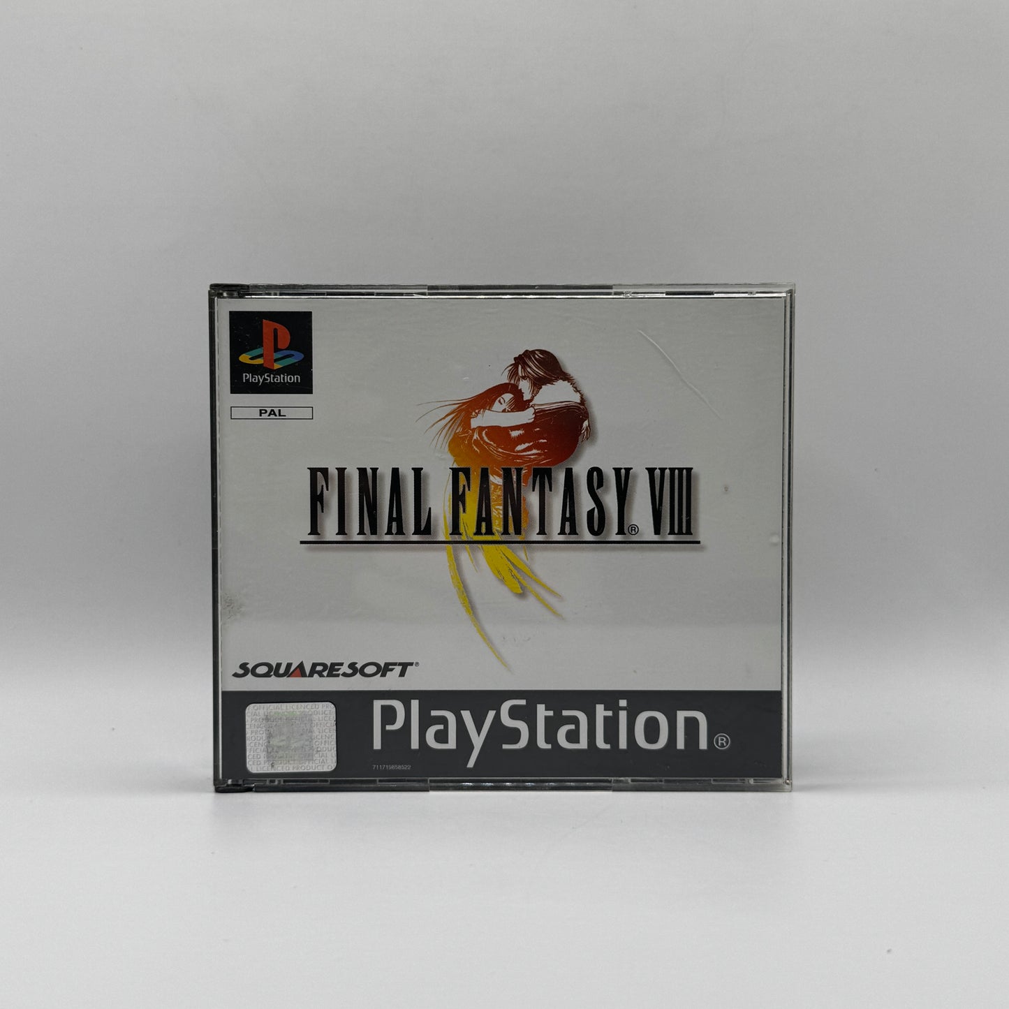 Verpackung des PS1-Spiels Final Fantasy VIII, ein japanisches Rollenspiel mit rundenbasierten Kämpfen, einer epischen Geschichte und den Hauptfiguren Squall Leonhart und Rinoa Heartilly.