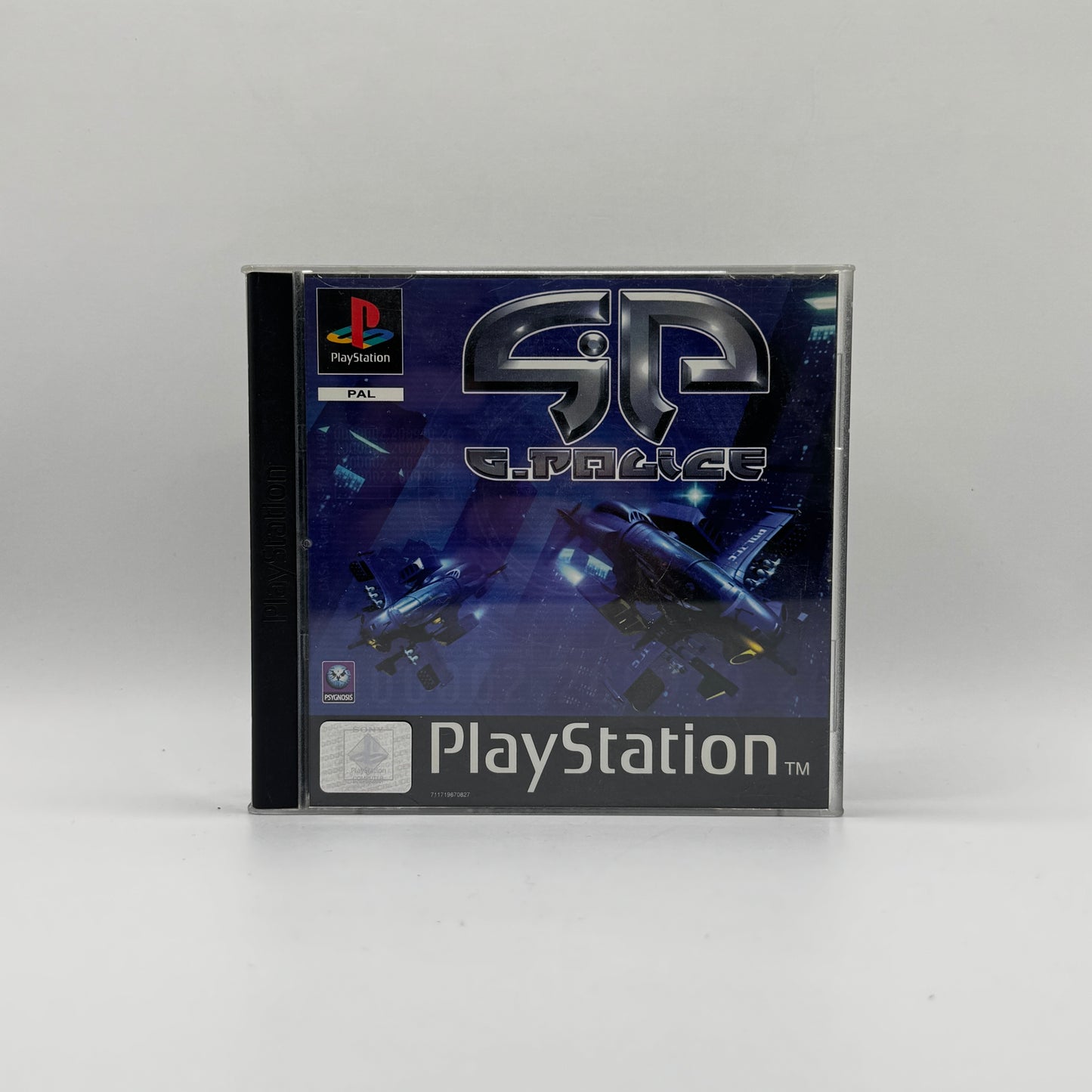 Verpackung des PS1-Spiels G-Police, ein futuristisches Action- und Flugspiel, in dem Spieler Polizeieinsätze mit bewaffneten Fluggeräten in einer dystopischen Stadt absolvieren.