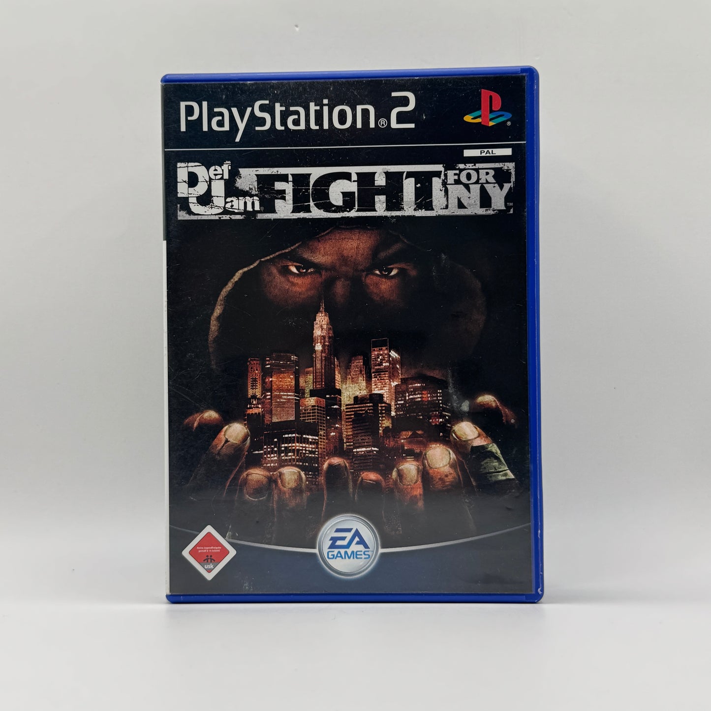 Verpackung des PS2-Spiels Def Jam: Fight for NY, ein Action-Kampfspiel, in dem Spieler als Hip-Hop-Kämpfer in illegalen Straßenkämpfen antreten und bekannte Rap-Künstler steuern.