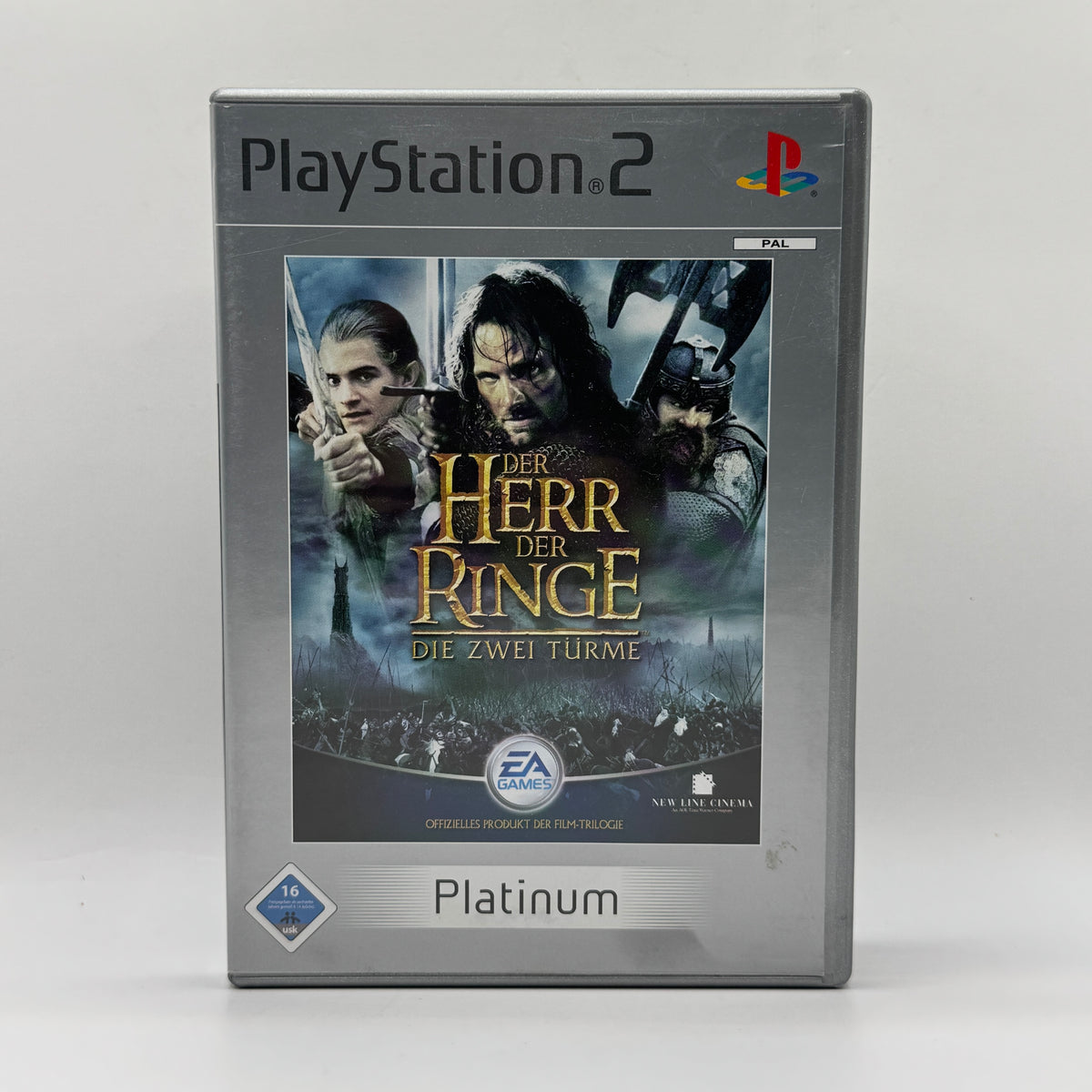 Verpackung des PS2-Spiels Der Herr der Ringe: Die zwei Türme, ein Actionspiel, in dem Spieler mit bekannten Charakteren aus der Filmtrilogie durch Mittelerde kämpfen und zahlreiche Gegner besiegen.