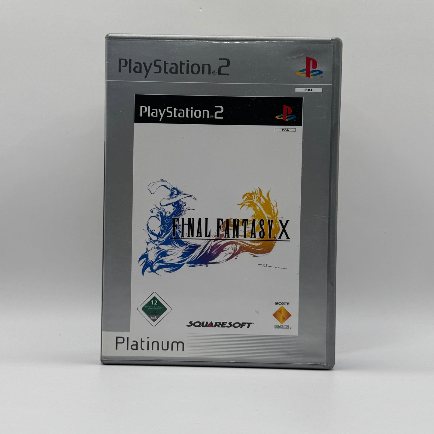 Verpackung des PS2-Spiels Final Fantasy X in der Platinum-Edition, ein japanisches Rollenspiel mit rundenbasierten Kämpfen, emotionaler Story und der Reise von Tidus und Yuna durch die Welt Spira.