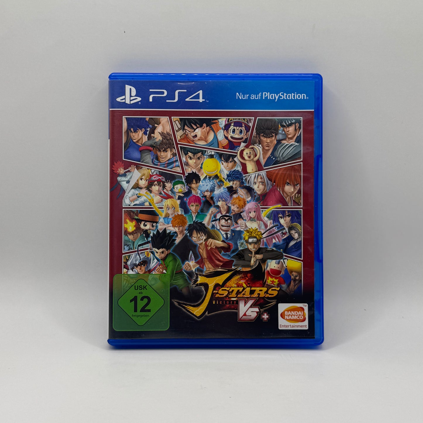 Verpackung des PS4-Spiels J-Stars Victory VS+, ein Anime-Kampfspiel, in dem Charaktere aus verschiedenen Shonen-Serien in 3D-Arenen gegeneinander antreten.