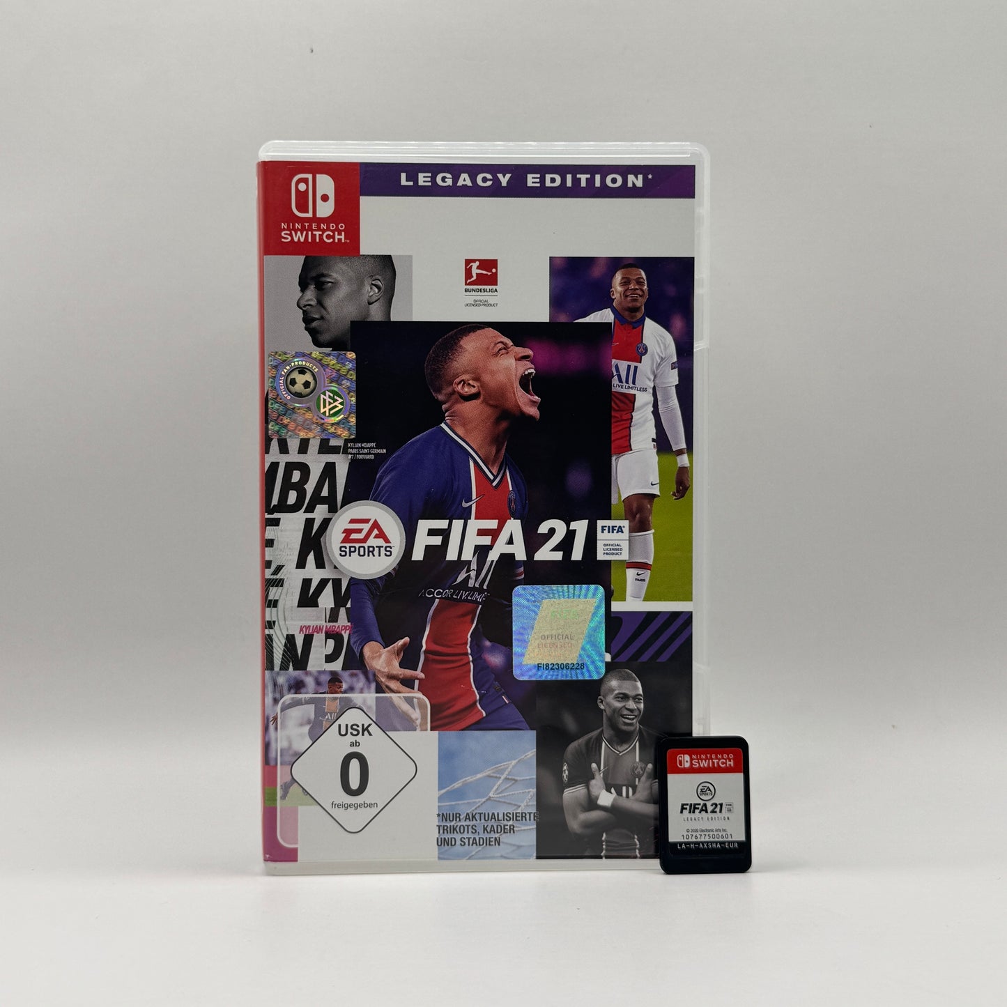 Verpackung des Nintendo Switch-Spiels FIFA 21 Legacy Edition, ein Fußball-Simulationsspiel, in dem Spieler Mannschaften steuern, Matches bestreiten und an Turnieren teilnehmen, basierend auf aktualisierten Teams und Trikots.