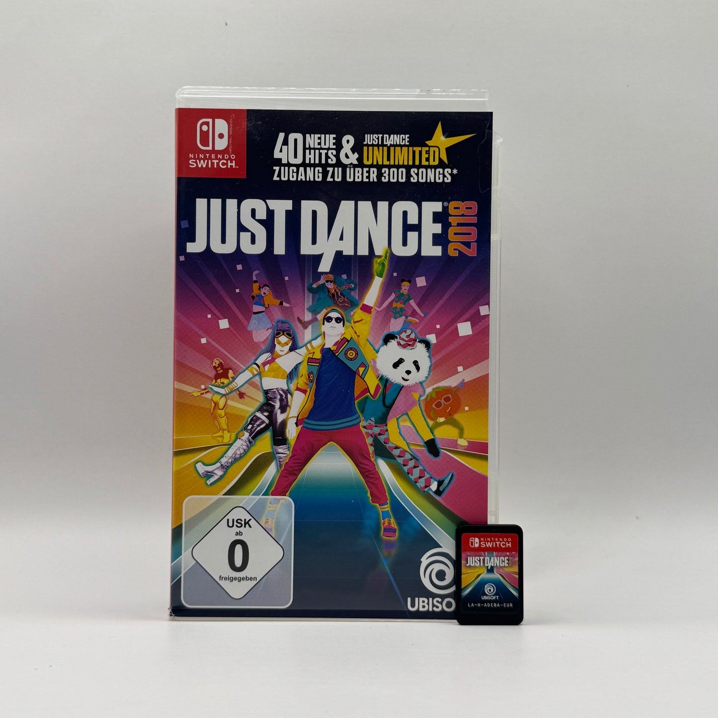 Verpackung des Nintendo Switch-Spiels Just Dance 2018, ein Tanzspiel, in dem Spieler zu aktuellen Songs tanzen, Choreografien nachahmen und Punkte für ihre Bewegungen sammeln.