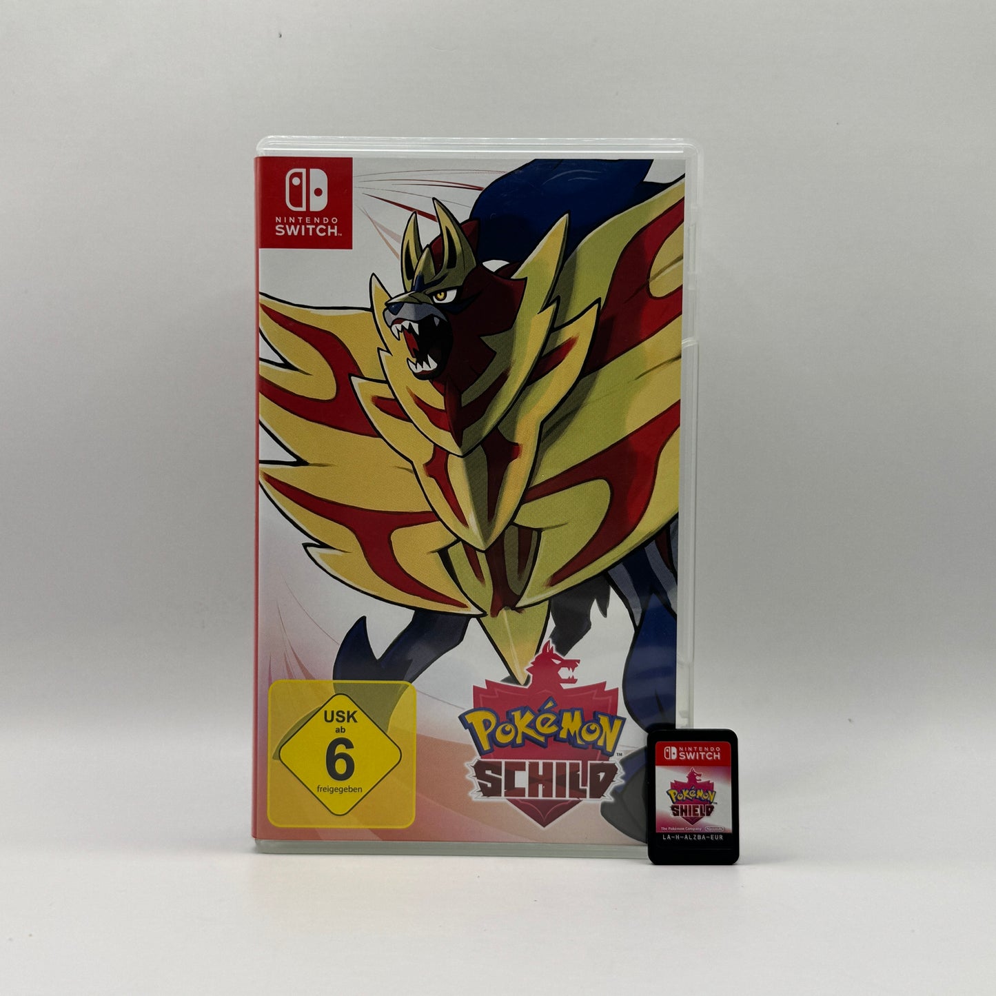Verpackung des Nintendo Switch-Spiels Pokémon Schild, ein Rollenspiel, in dem Spieler die Galar-Region erkunden, Pokémon fangen, trainieren und gegen andere Trainer antreten, um Champion zu werden.