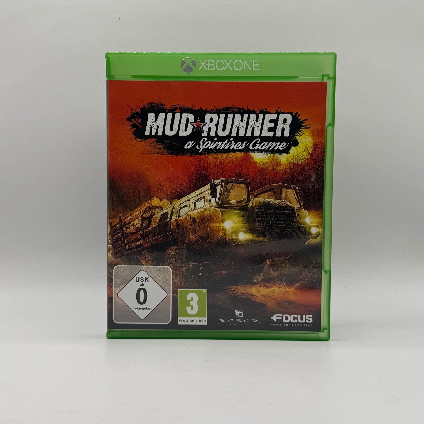 Verpackung des Xbox-One-Spiels MudRunner, ein Offroad-Simulationsspiel, in dem Spieler schwere Fahrzeuge durch schlammiges Gelände steuern und anspruchsvolle Transportaufgaben meistern.