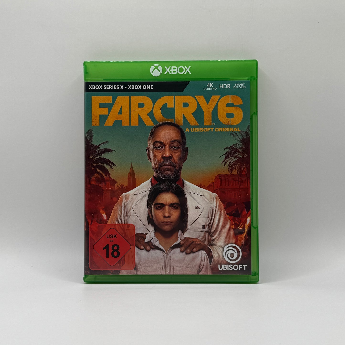 Verpackung des Spiels Far Cry 6 für Xbox Series X und Xbox One, ein Open-World-Action-Adventure, in dem Spieler als Guerillakämpfer Dani Rojas eine tropische Insel gegen ein autoritäres Regime erkunden, Missionen erfüllen und Kämpfe bestreiten.
