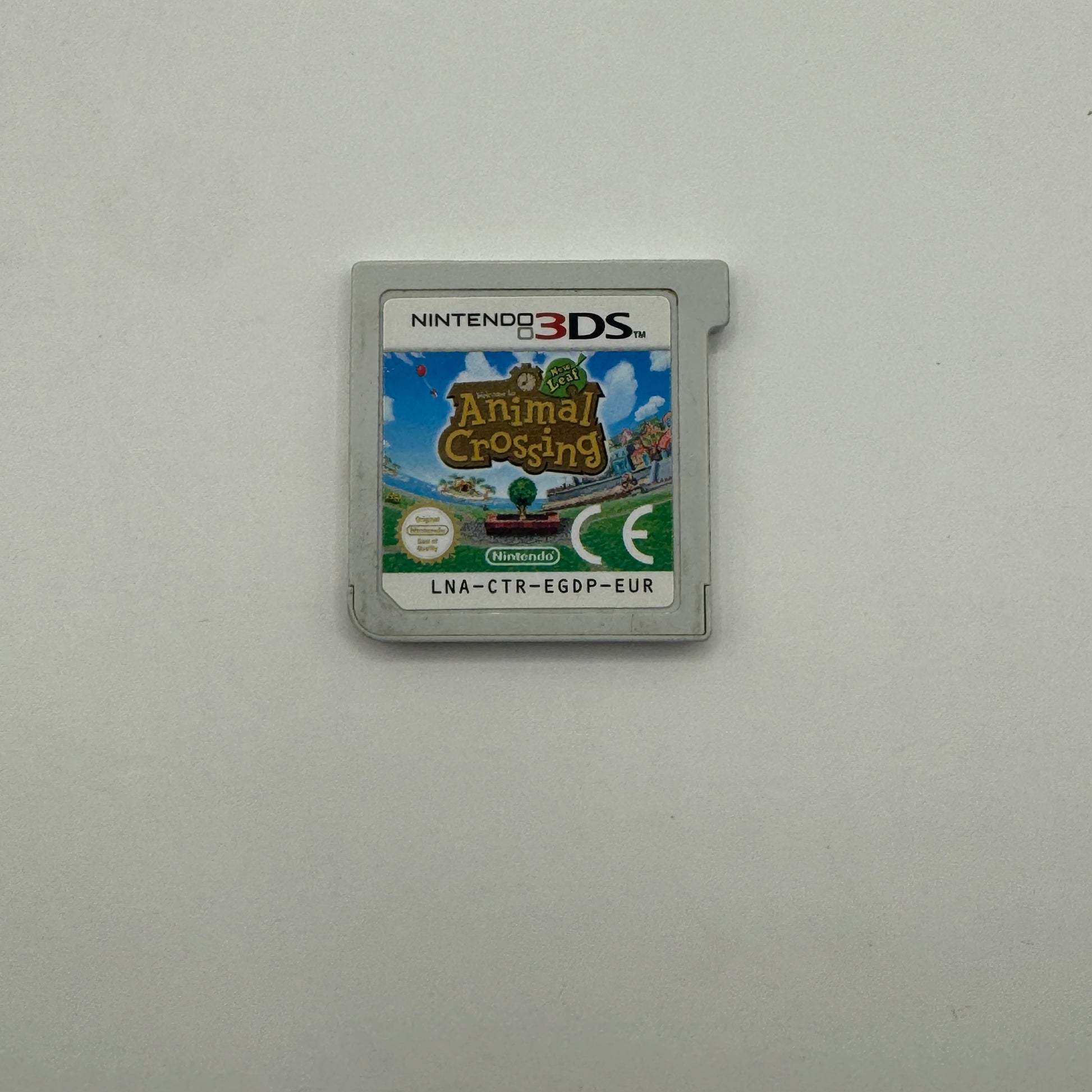 Modul des Nintendo 3DS-Spiels Animal Crossing: New Leaf ohne Originalhülle, ein Lebenssimulationsspiel, in dem Spieler als Bürgermeister eines Dorfs wohnen, Häuser gestalten, mit Dorfbewohnern interagieren und das Dorf individuell anpassen.