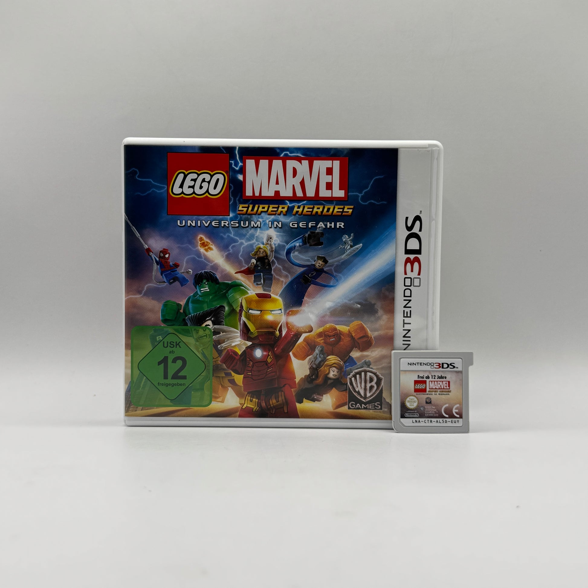 Verpackung des Nintendo 3DS-Spiels LEGO Marvel Super Heroes: Universum in Gefahr, ein Action-Adventure, in dem Spieler als Marvel-Superhelden in einer LEGO-Welt gegen Bösewichte kämpfen.