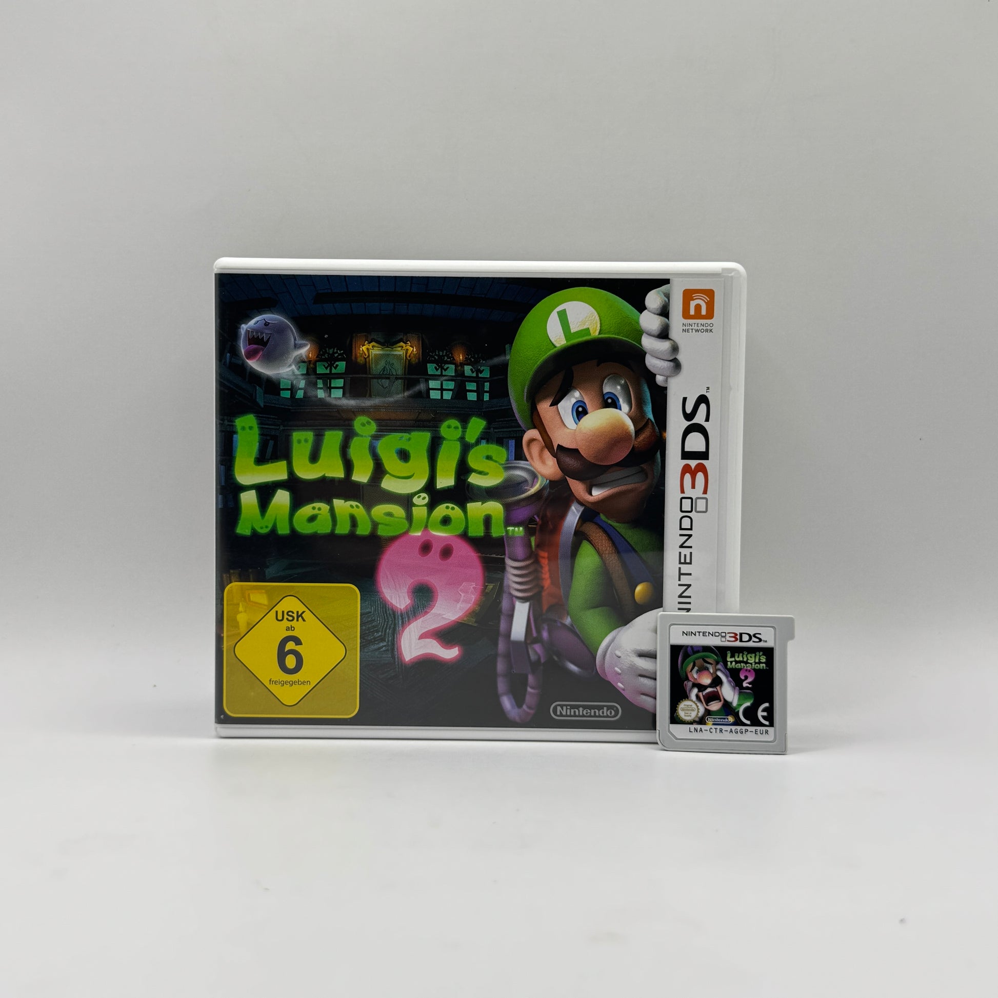 Verpackung des Nintendo 3DS-Spiels Luigi’s Mansion 2, ein Action-Adventure, in dem Luigi mit seinem Staubsauger Geister jagt und gruselige Herrenhäuser erkundet.