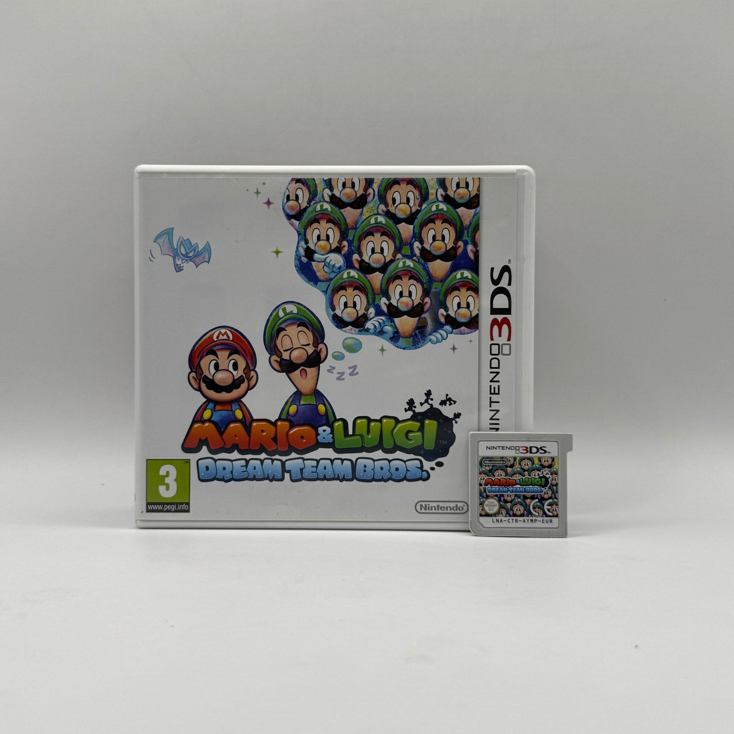 Verpackung des Nintendo 3DS-Spiels Mario & Luigi: Dream Team Bros., ein Rollenspiel-Abenteuer, in dem Mario und Luigi in der realen Welt und in Traumwelten gegen Feinde kämpfen.