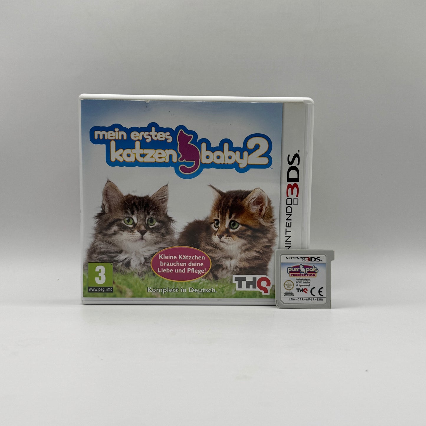 Verpackung des Nintendo 3DS-Spiels Mein erstes Katzenbaby 2, ein Simulationsspiel, in dem Spieler sich um niedliche Katzenwelpen kümmern, sie füttern, pflegen und spielen lassen.