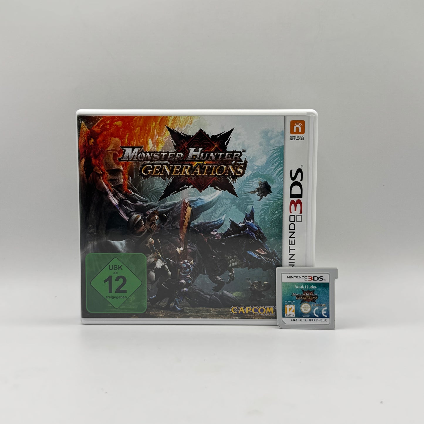 erpackung des Nintendo 3DS-Spiels Monster Hunter Generations, ein Action-Rollenspiel, in dem Spieler als Jäger riesige Monster bekämpfen, Ressourcen sammeln und ihre Ausrüstung verbessern.