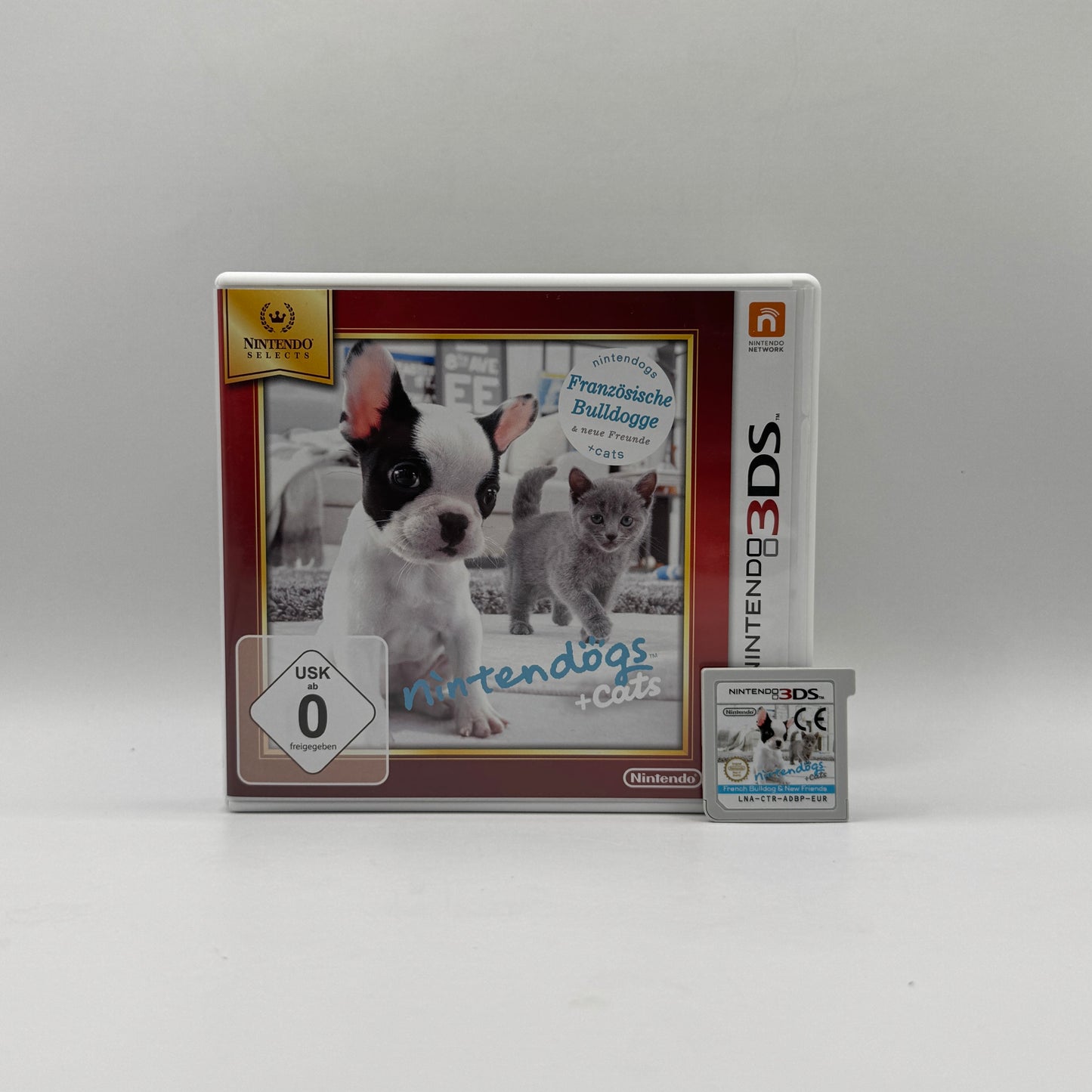 Verpackung des Nintendo 3DS-Spiels Nintendogs + Cats, ein Simulationsspiel, in dem Spieler Hunde und Katzen adoptieren, pflegen, trainieren und mit ihnen spielen können.
