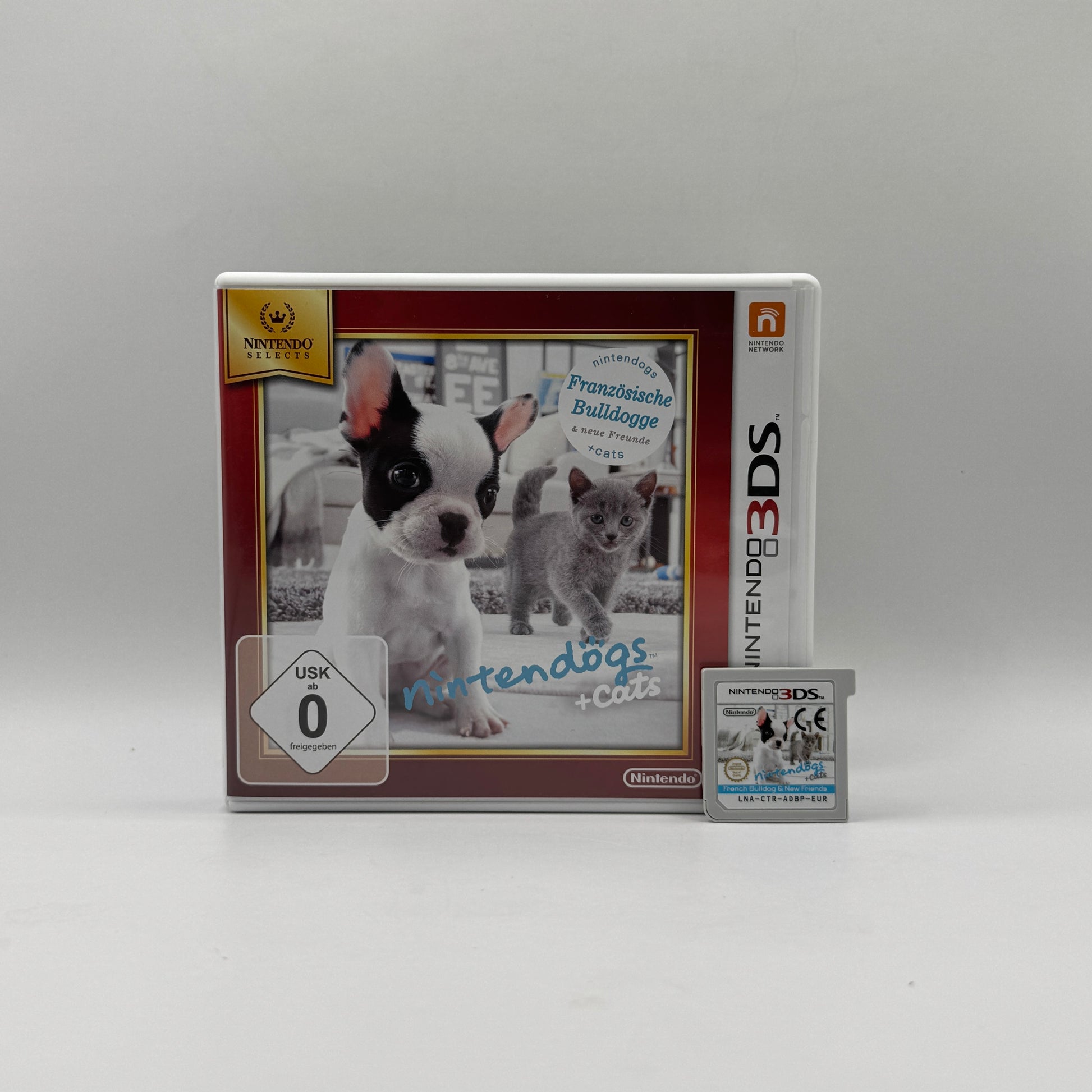 Verpackung des Nintendo 3DS-Spiels Nintendogs + Cats, ein Simulationsspiel, in dem Spieler Hunde und Katzen adoptieren, pflegen, trainieren und mit ihnen spielen können.